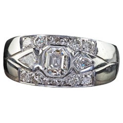 Anello vintage retrò in platino con diamante a taglio smeraldo a forma di aquilone e fascia larga