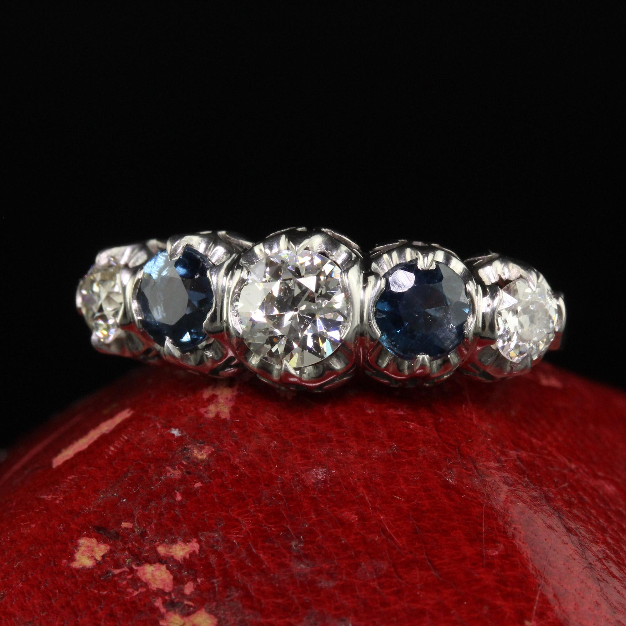 Magnifique bague vintage rétro en platine, diamant et saphir à cinq pierres - GIA. Cette bague classique Retro à cinq pierres est réalisée en platine. Le centre contient un diamant ancien de taille européenne qui a fait l'objet d'un rapport GIA. Le