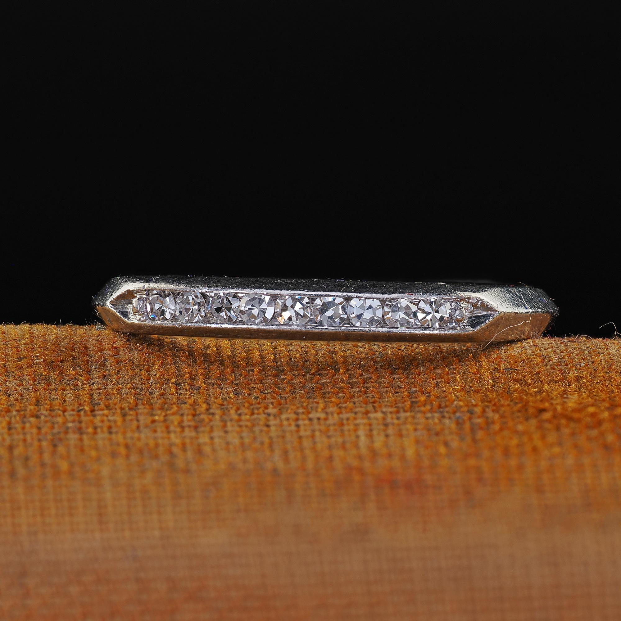 Preciosa alianza de boda vintage retro de platino con diamante de talla única grabado - Talla 6 1/4. Esta clásica alianza retro vintage de diamante talla única está fabricada en platino. El anillo presenta diamantes de talla única engastados sobre