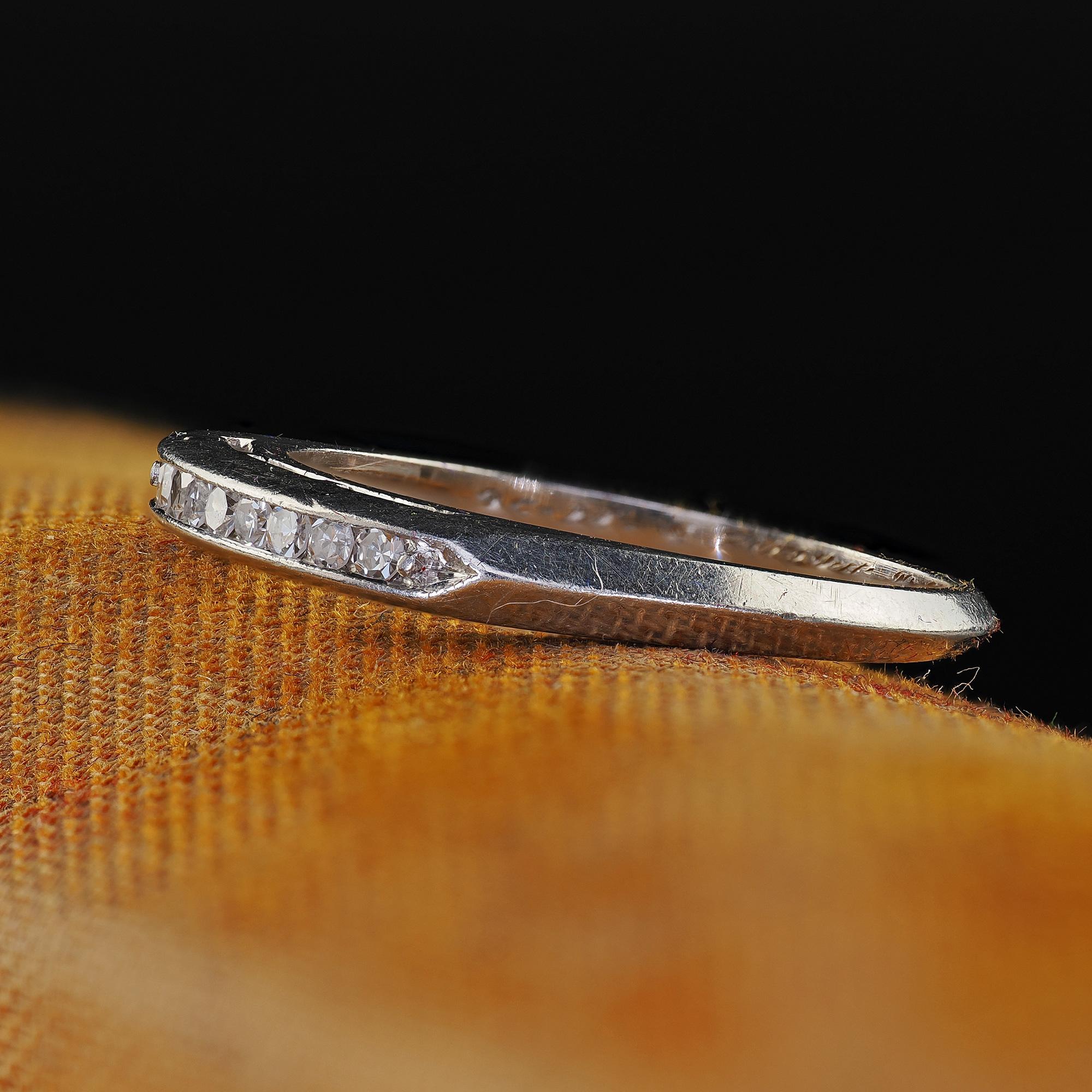 Alianza de boda vintage retro de platino con diamante talla única grabado - Tamaño 6 1/4 en Bueno estado para la venta en Great Neck, NY