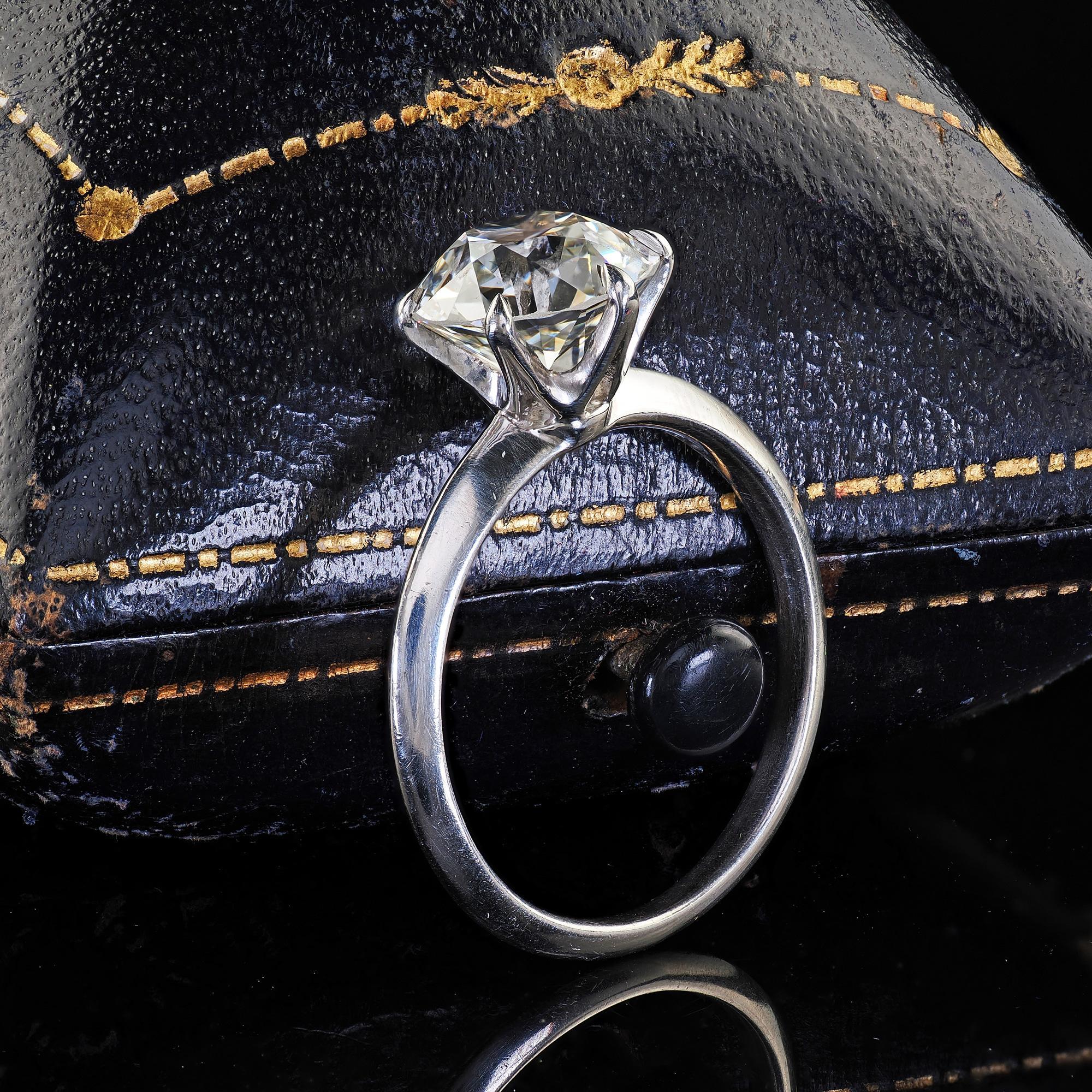 Schöne Vintage Retro Platin Tiffany und Co Old European Cut Diamond Solitaire - GIA. Dieser wunderschöne Retro Tiffany and Co Old Euro Diamant Verlobungsring ist aus Platin gefertigt. In der Mitte des Rings befindet sich ein heller Diamant mit altem