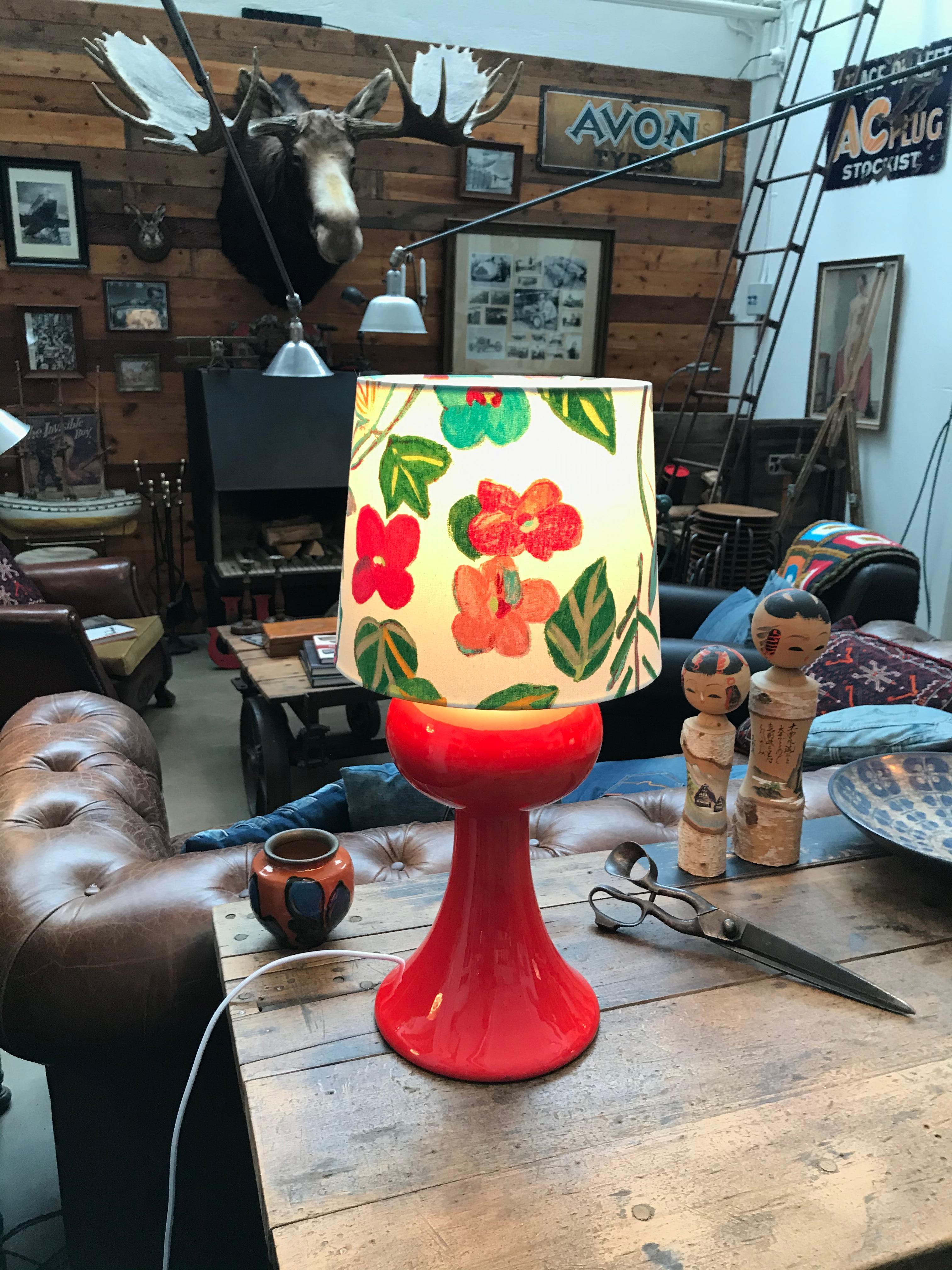 Vintage porcelain table lamp from the 1960s
This retro table lamp has great proportions and a striking red glaze to the surface.
Beautiful handmade lampshade from ArtbyMaj.
Rewired and ready to use.
Can be fitted with an EU or US plug.
A beautiful