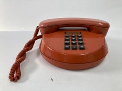 Telefono rotondo a pulsante vintage retrò di colore arancione bruciato degli anni '70