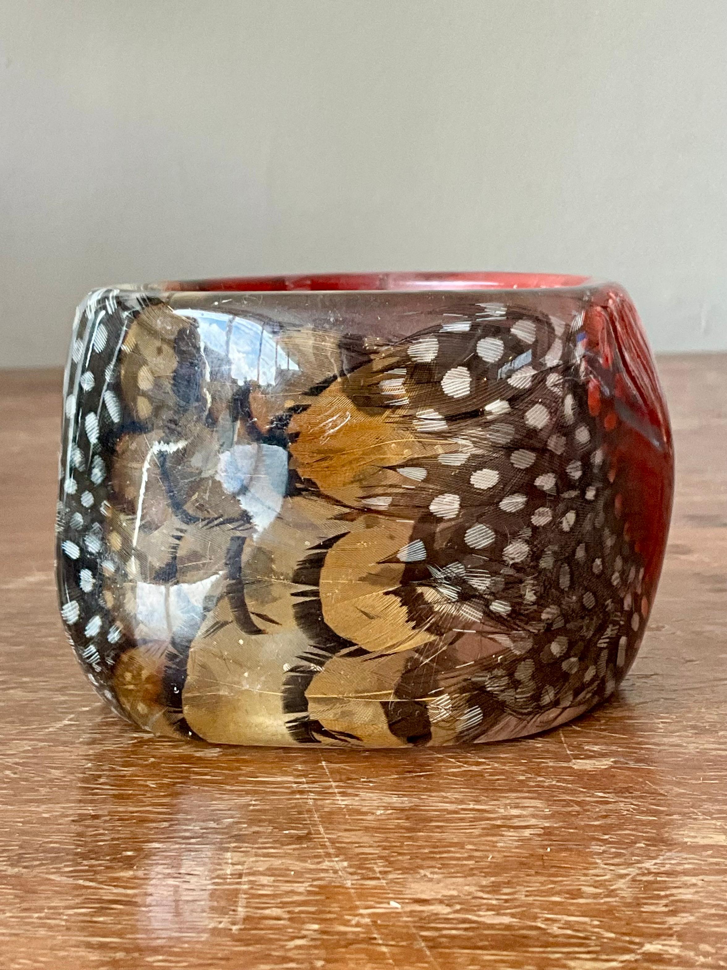 Vintage Retro Resin Feather Bangle In Good Condition For Sale In West Palm Beach, FL