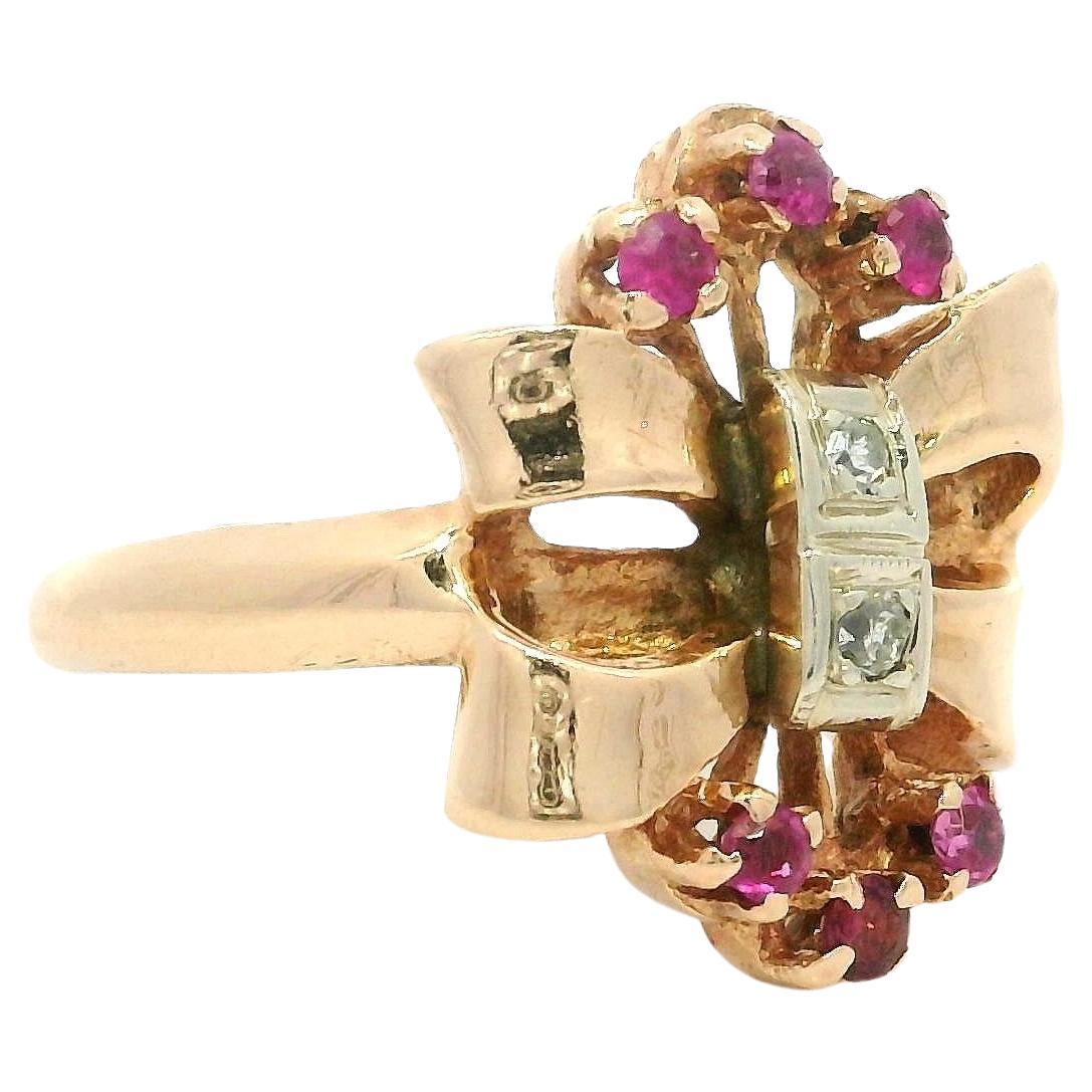 Vintage Retro Rose Gold 0.33ctw Ruby 
Diamond Ribbon Bow Band Ring en vente