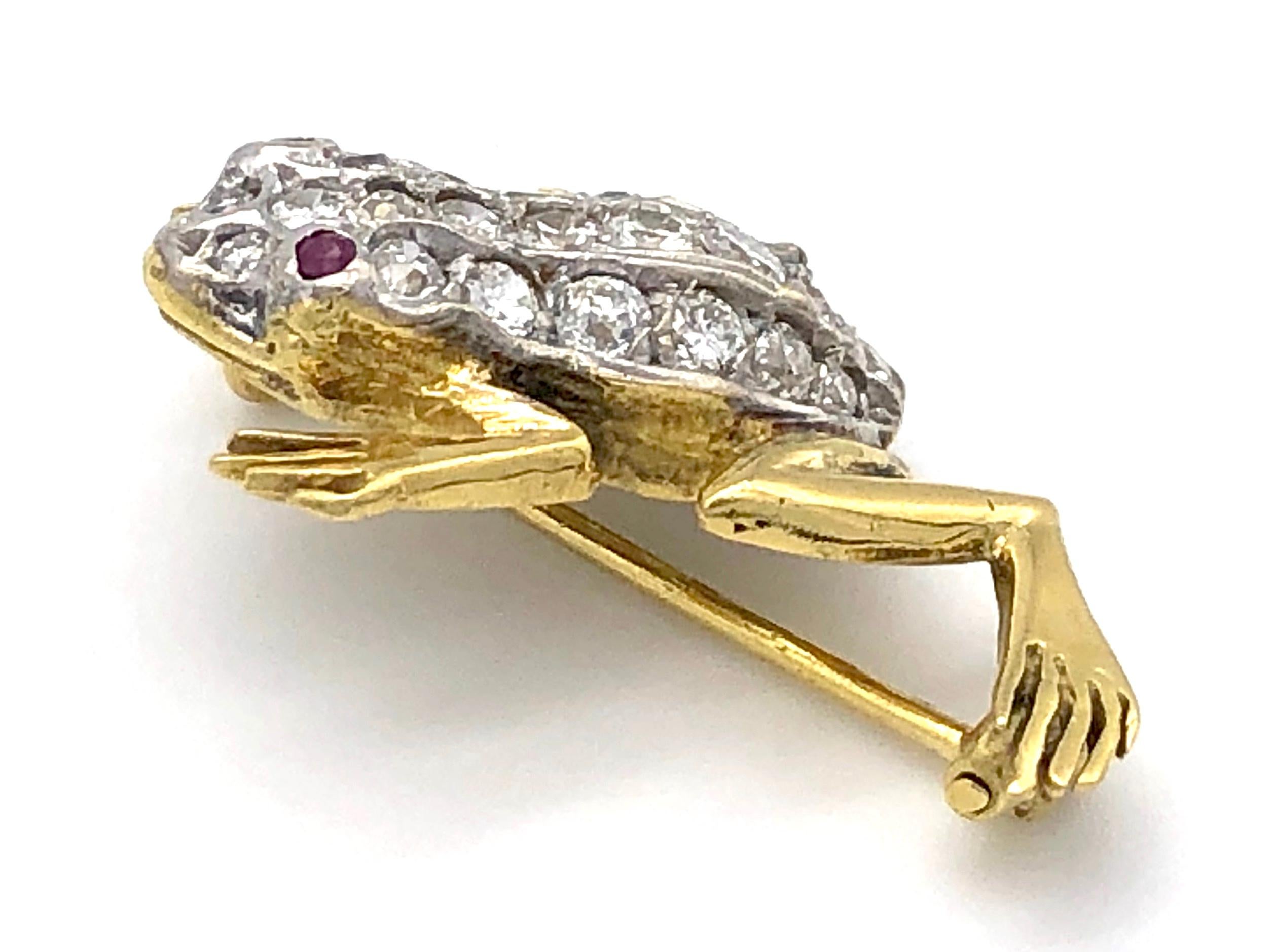 Cette jolie petite broche en forme de grenouille est sertie de diamants. Deux petits rubis servent d'yeux,