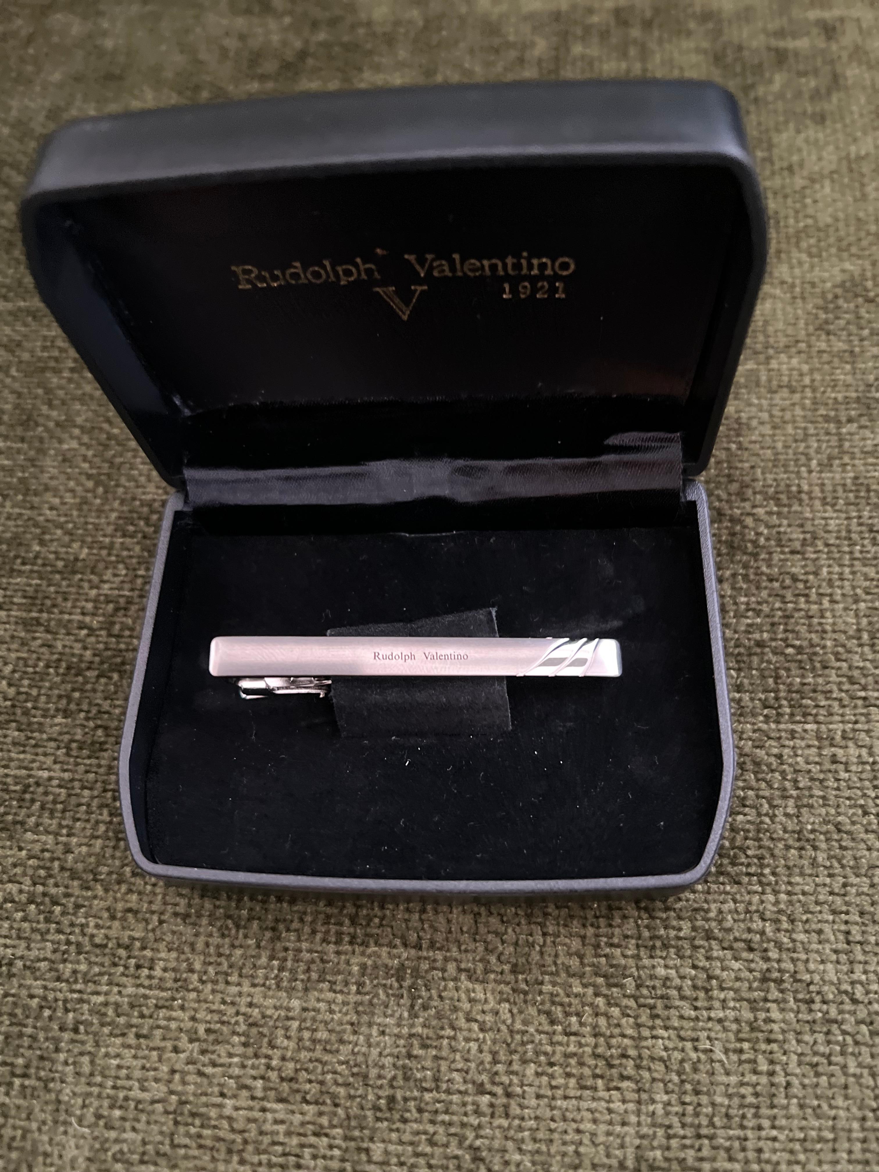 Art déco Vintage Retro Rudolph Valentino Tie Tack Clip In Original Case Circa 1980 en vente