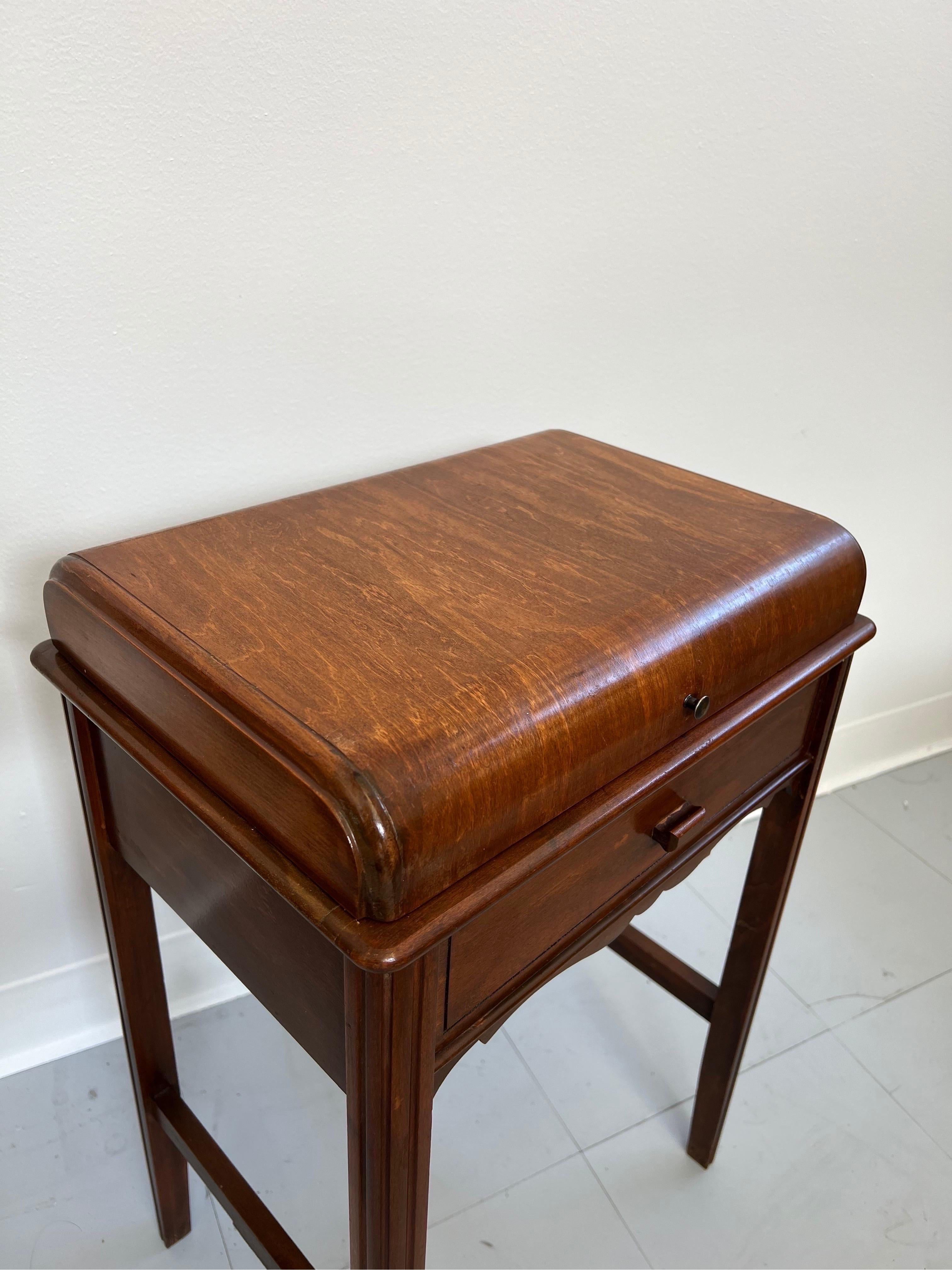 Vintage Retro Side Accent Table In Good Condition In Seattle, WA