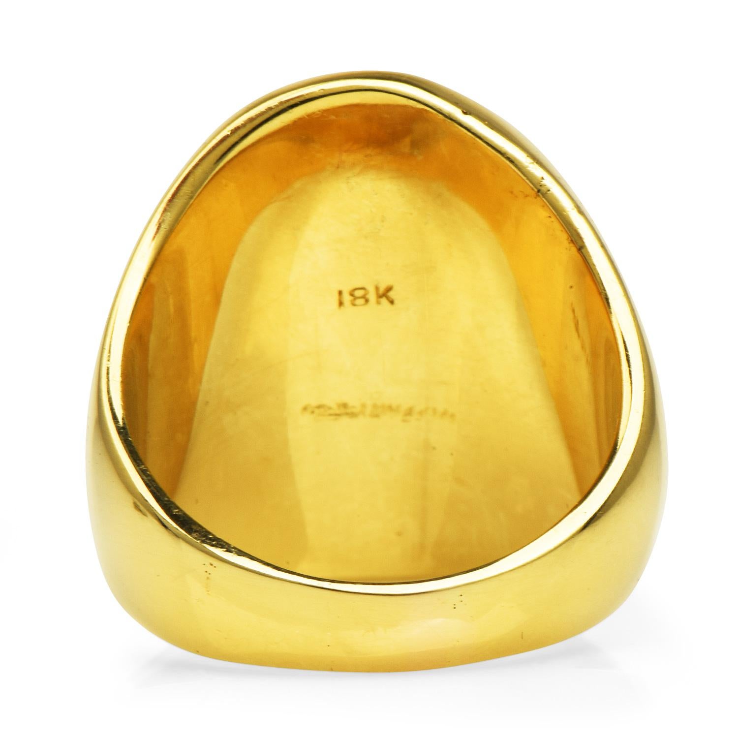 Vintage Retro Signet 18k Yellow Gold Wide Men's Signet Ring In Excellent Condition For Sale In Miami, FL