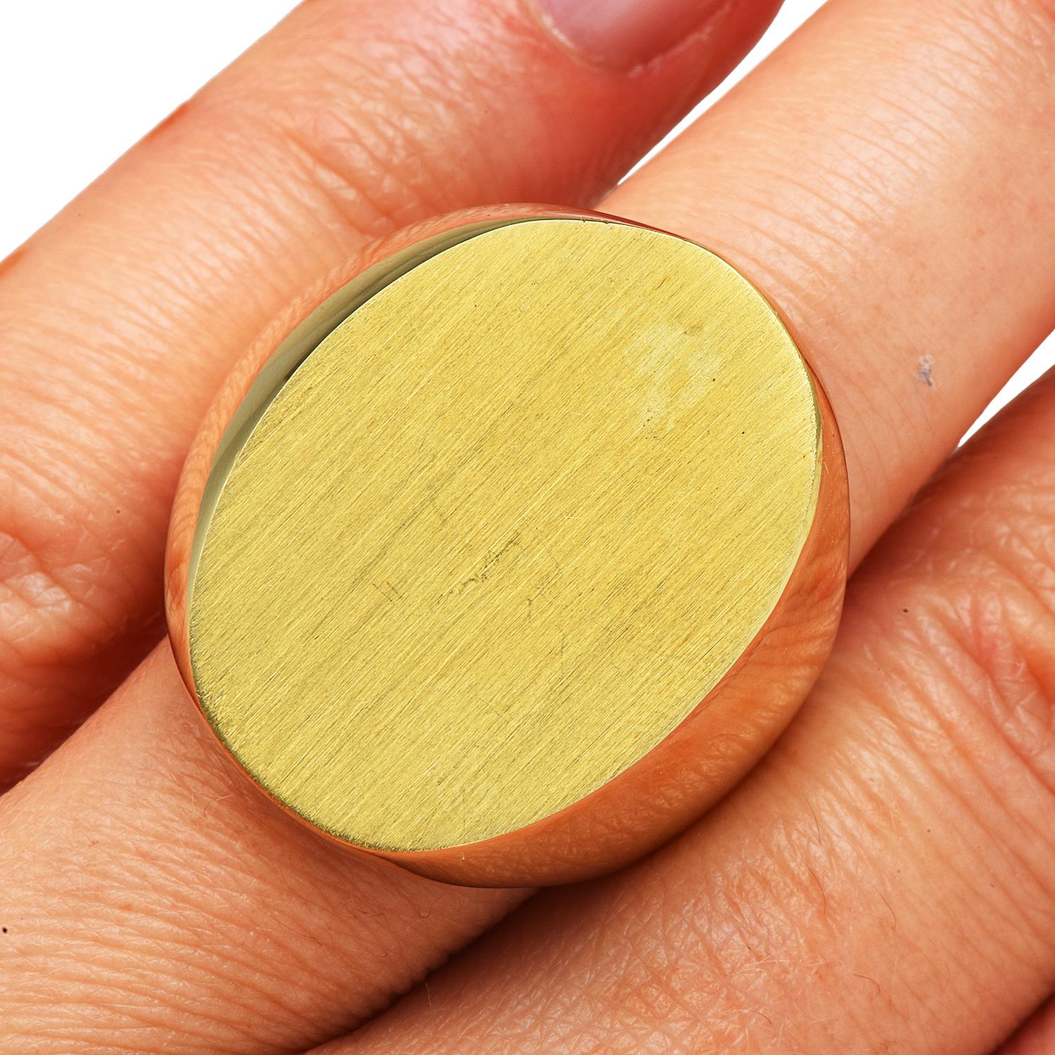 Vintage Retro Signet 18k Yellow Gold Wide Men's Signet Ring For Sale 1