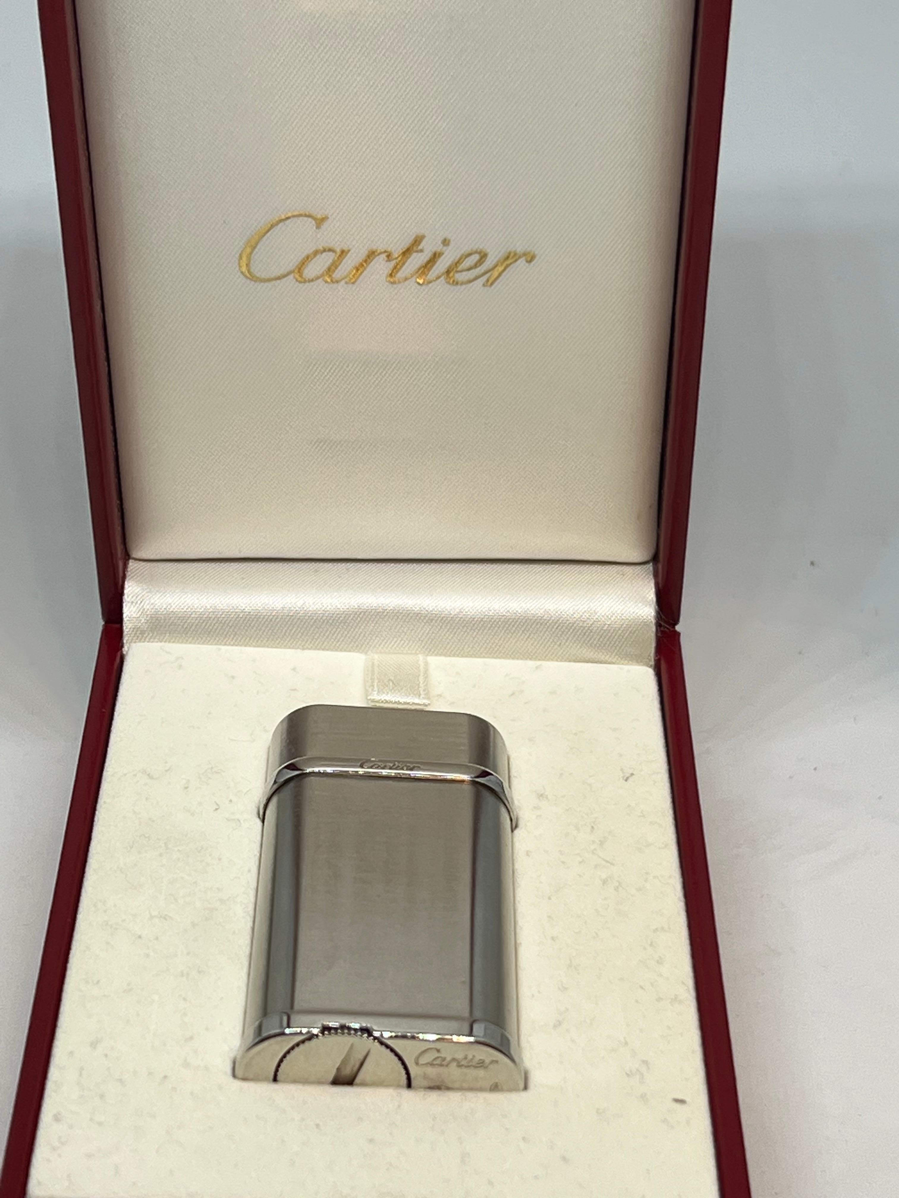 Le Must de Cartier Vintage Retro Silver and Platinum Finish Lighter 3