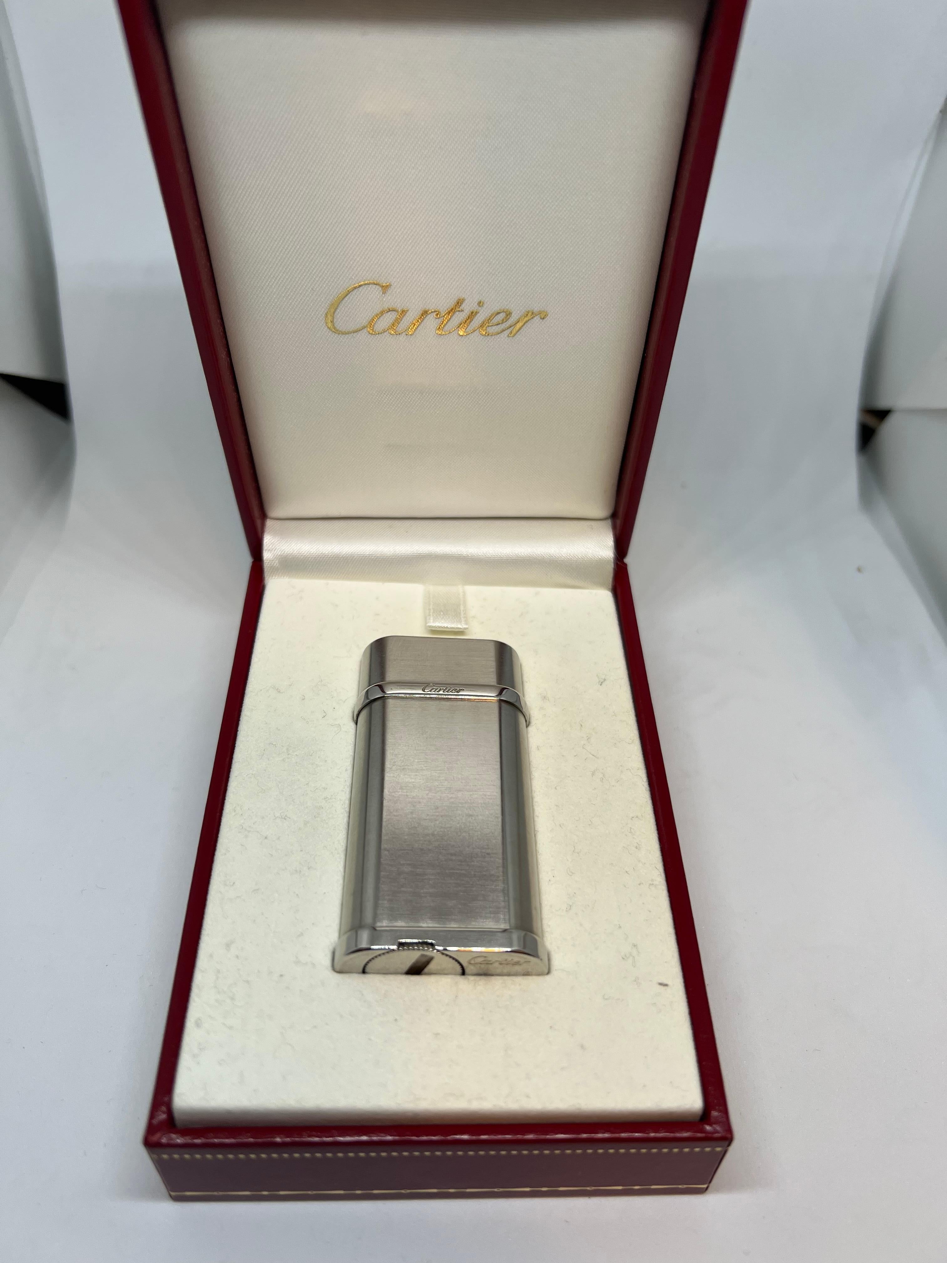 Le Must de Cartier Vintage Retro Silver and Platinum Finish Lighter 5