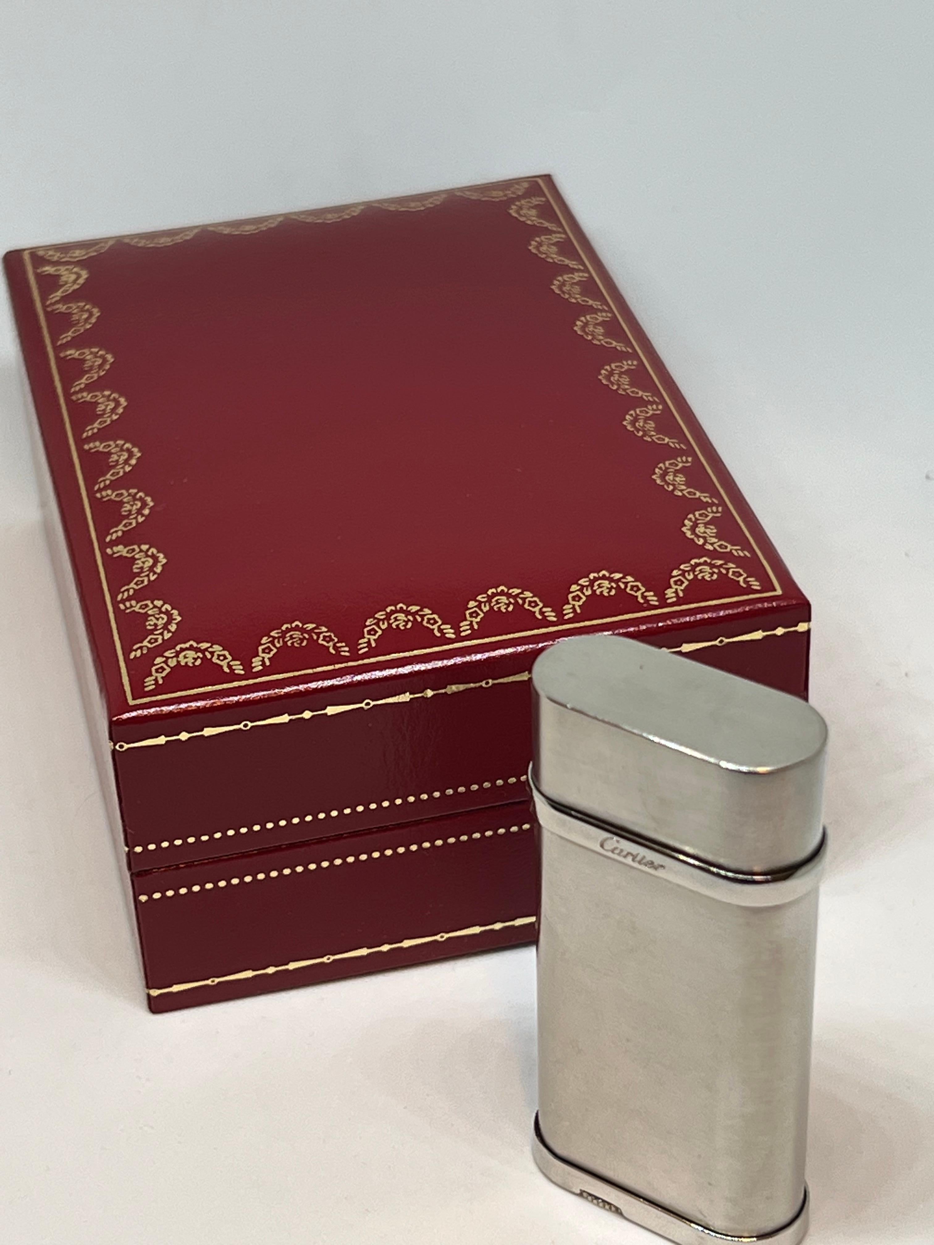 Le Must de Cartier Vintage Retro Silver and Platinum Finish Lighter 8