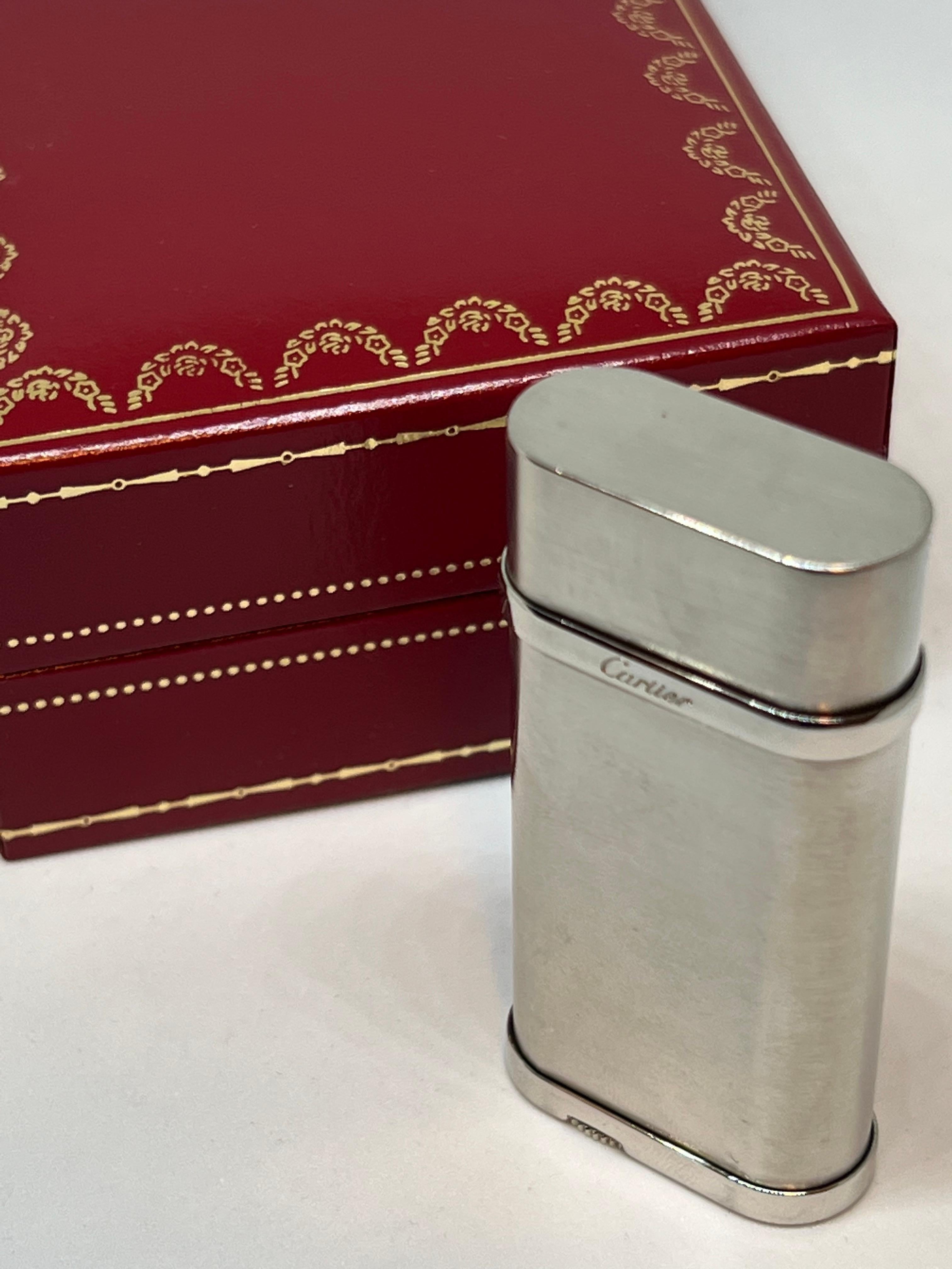 Le Must de Cartier Vintage Retro Silver and Platinum Finish Lighter In Excellent Condition In New York, NY
