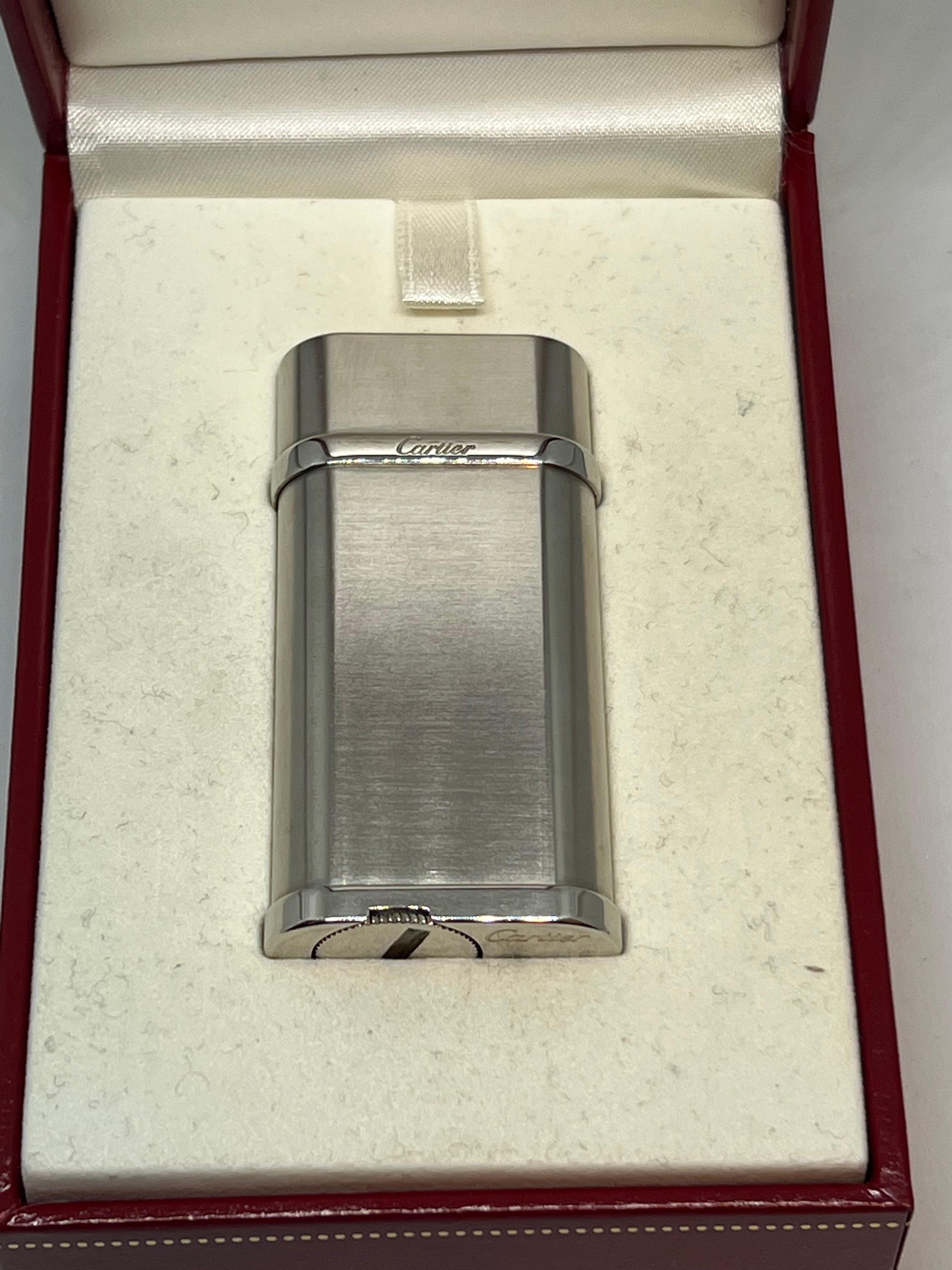 Le Must de Cartier Vintage Retro Silver and Platinum Finish Lighter 2