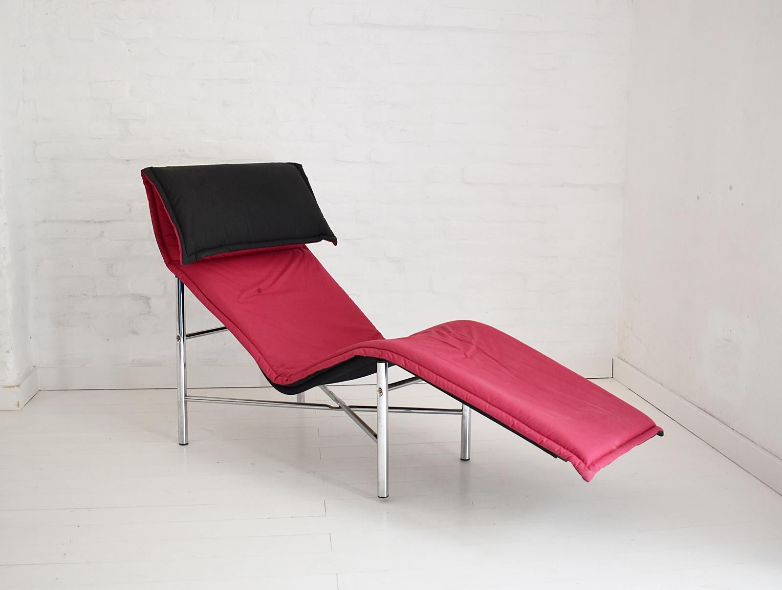 The Skye lounger was created by Swedish designer Tord Björklund for Ikea This chair features a dark pink and black upholstered cushion on chrome frame base. In very good original condition.