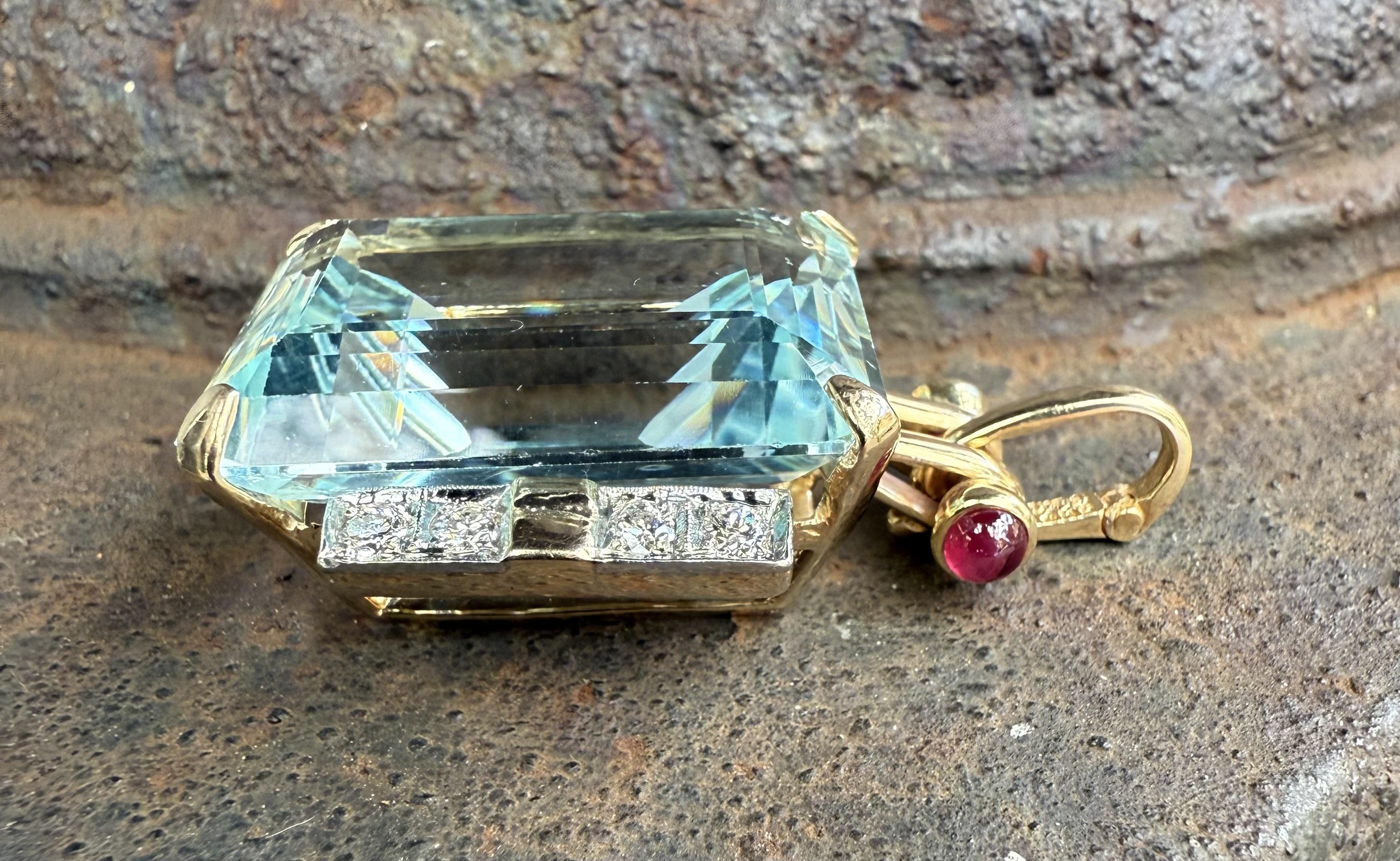 Ciondolo retrò in oro massiccio da 34,2 carati con acquamarina, diamante e rubino. in vendita 4