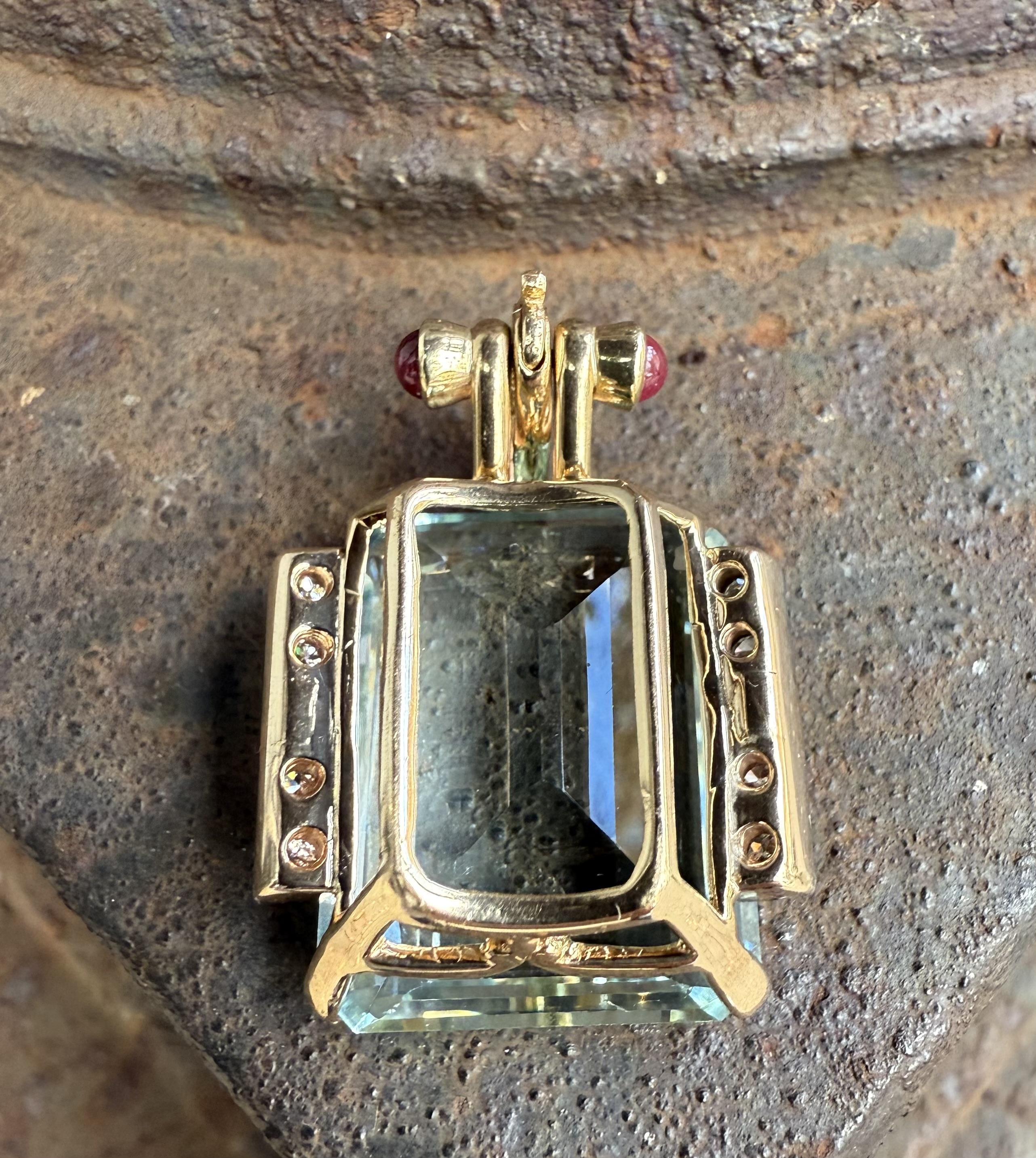 Ciondolo retrò in oro massiccio da 34,2 carati con acquamarina, diamante e rubino. in vendita 5