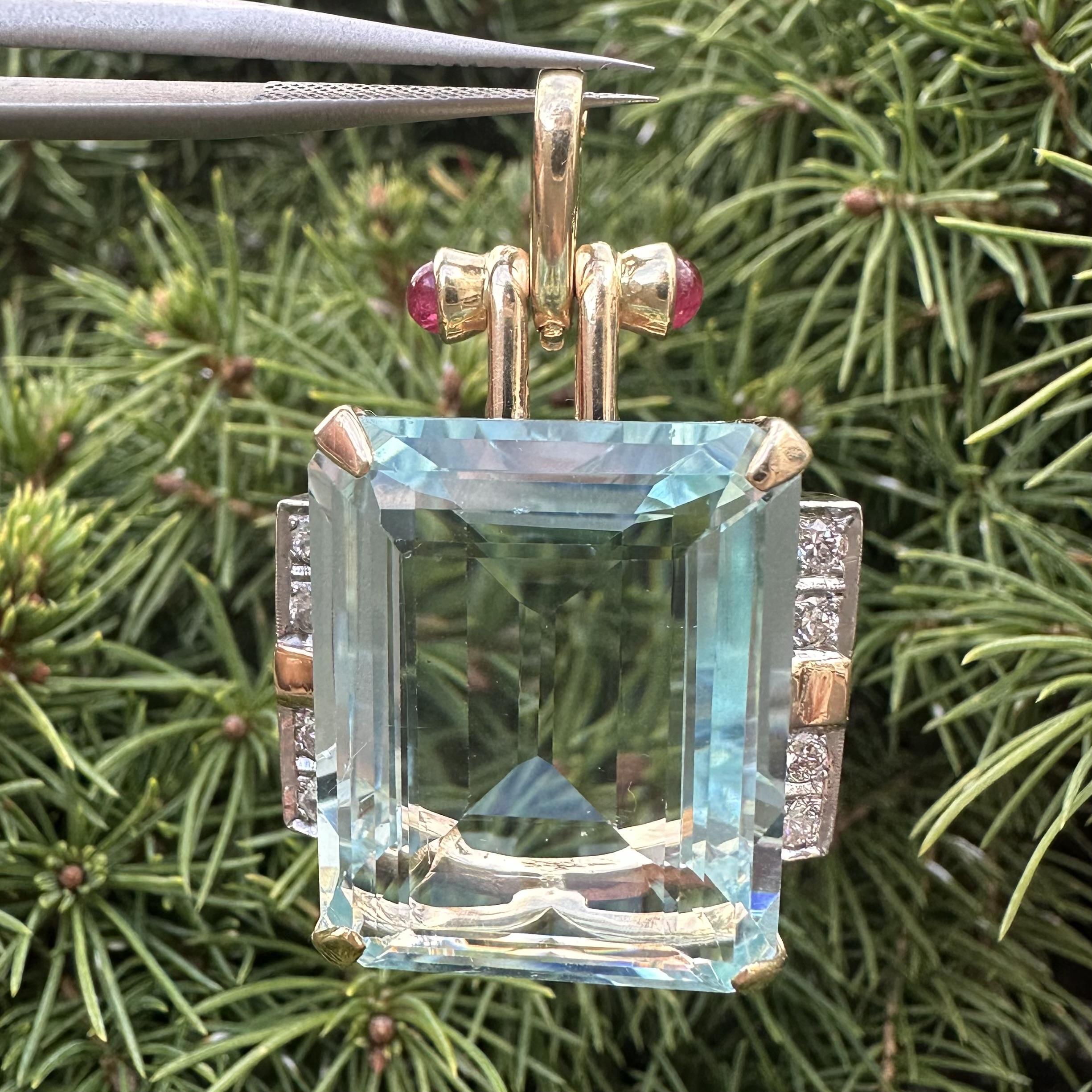 Ciondolo retrò in oro massiccio da 34,2 carati con acquamarina, diamante e rubino. in vendita 8