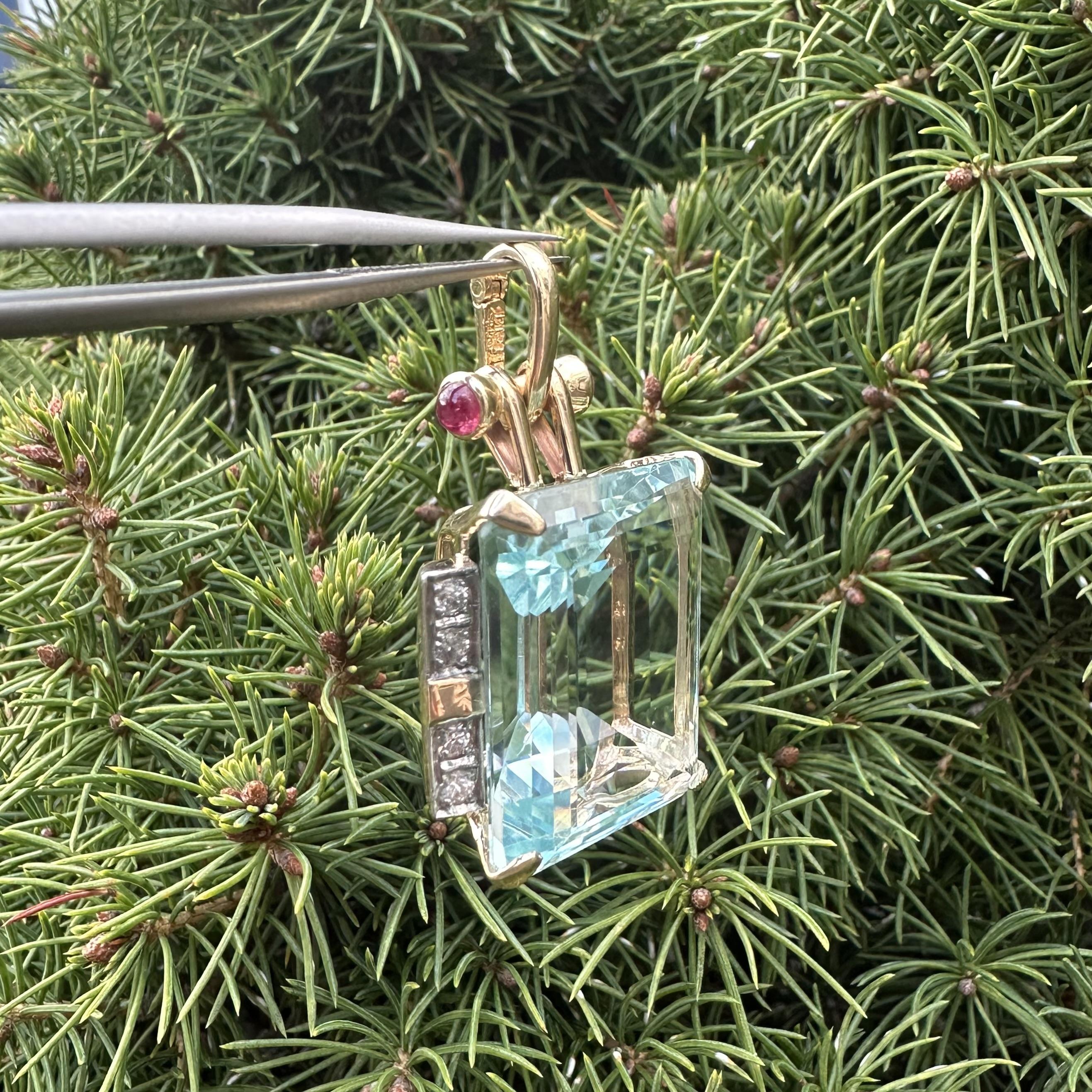 Ciondolo retrò in oro massiccio da 34,2 carati con acquamarina, diamante e rubino. in vendita 9