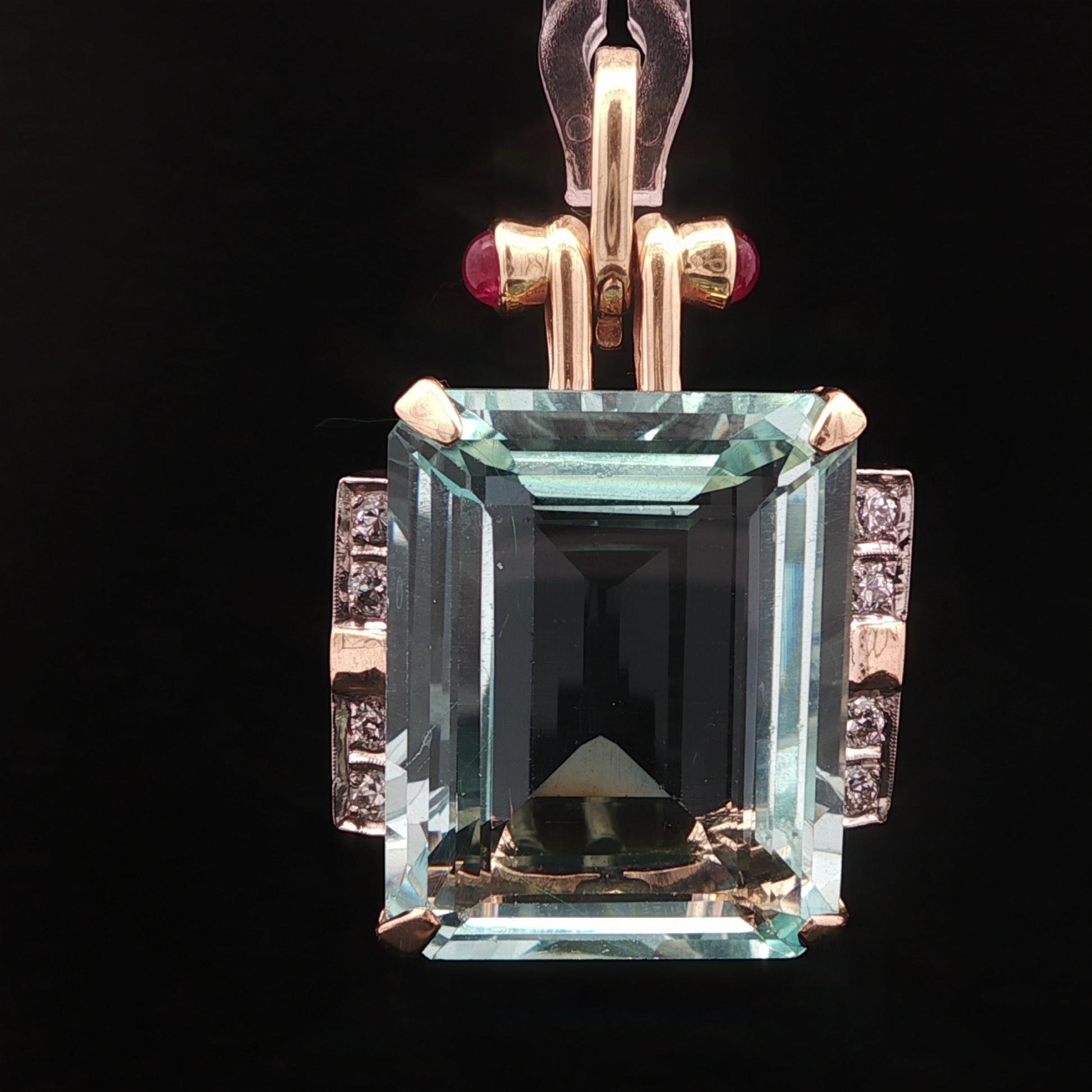 Rétro Ciondolo retrò in oro massiccio da 34,2 carati con acquamarina, diamante e rubino. in vendita