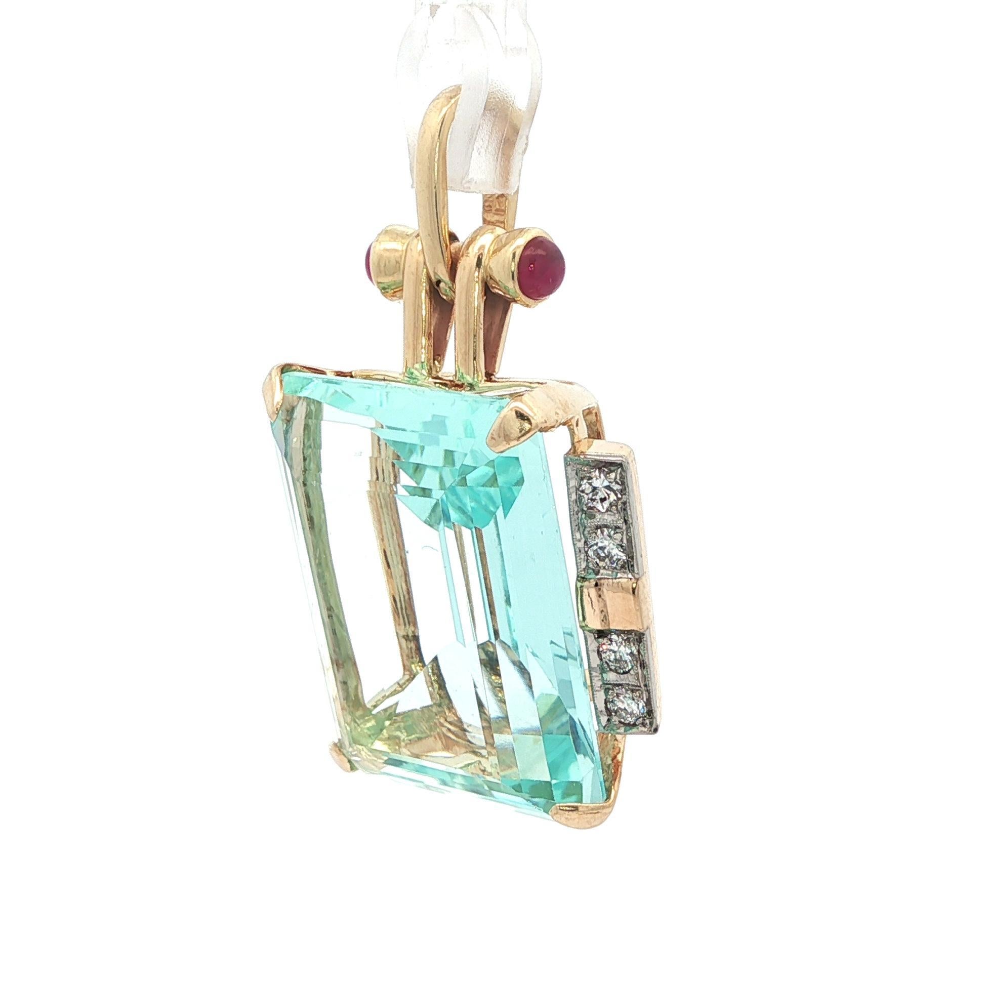 Quadrato Ciondolo retrò in oro massiccio da 34,2 carati con acquamarina, diamante e rubino. in vendita