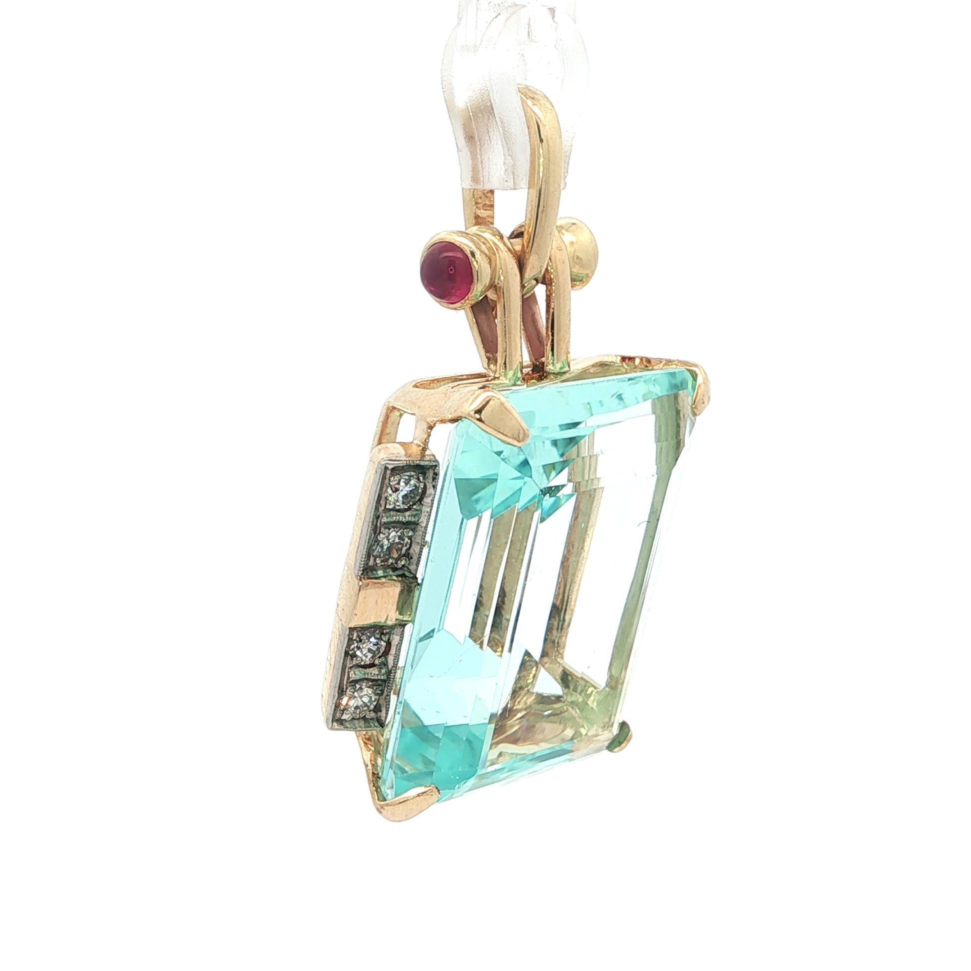 Ciondolo retrò in oro massiccio da 34,2 carati con acquamarina, diamante e rubino. In condizioni buone in vendita a Montclair, NJ