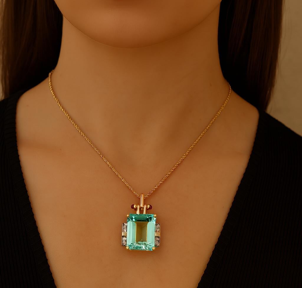 Donna Ciondolo retrò in oro massiccio da 34,2 carati con acquamarina, diamante e rubino. in vendita