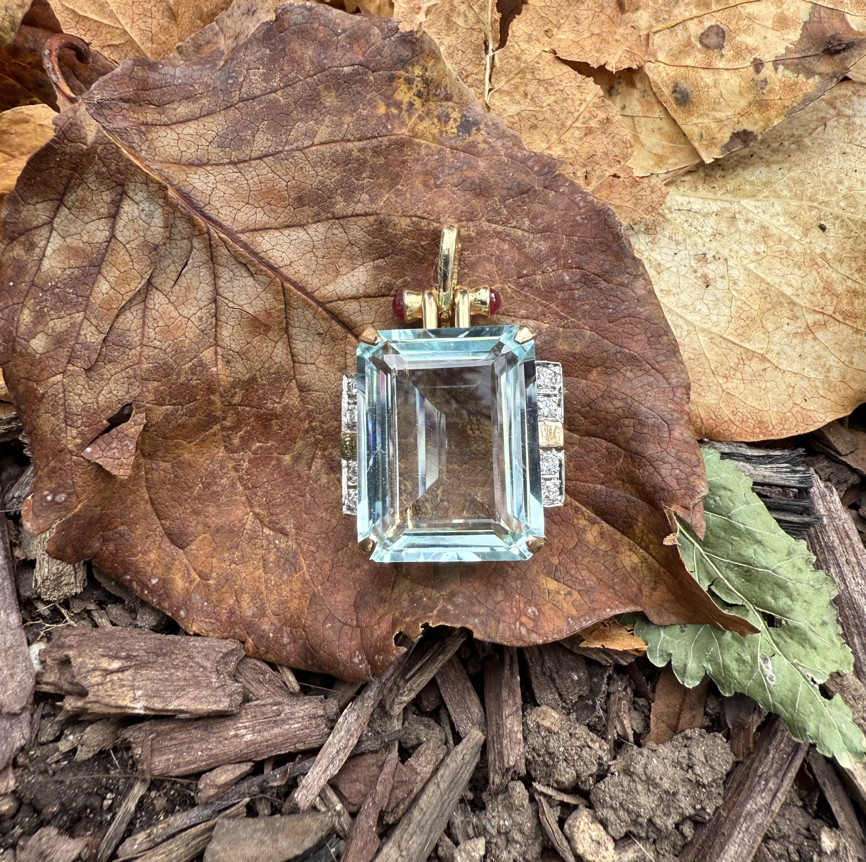 Ciondolo retrò in oro massiccio da 34,2 carati con acquamarina, diamante e rubino. in vendita 1