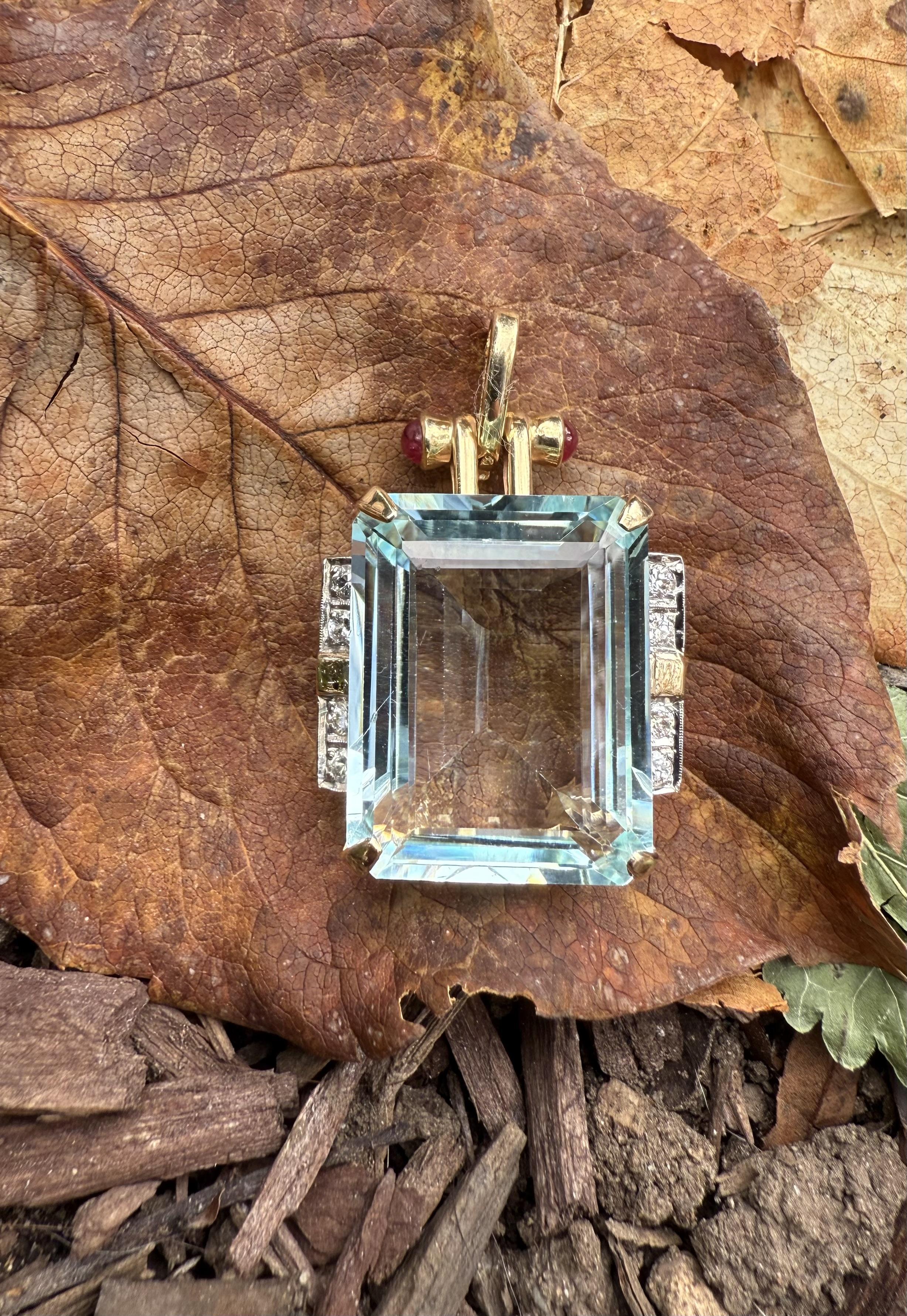 Ciondolo retrò in oro massiccio da 34,2 carati con acquamarina, diamante e rubino. in vendita 2