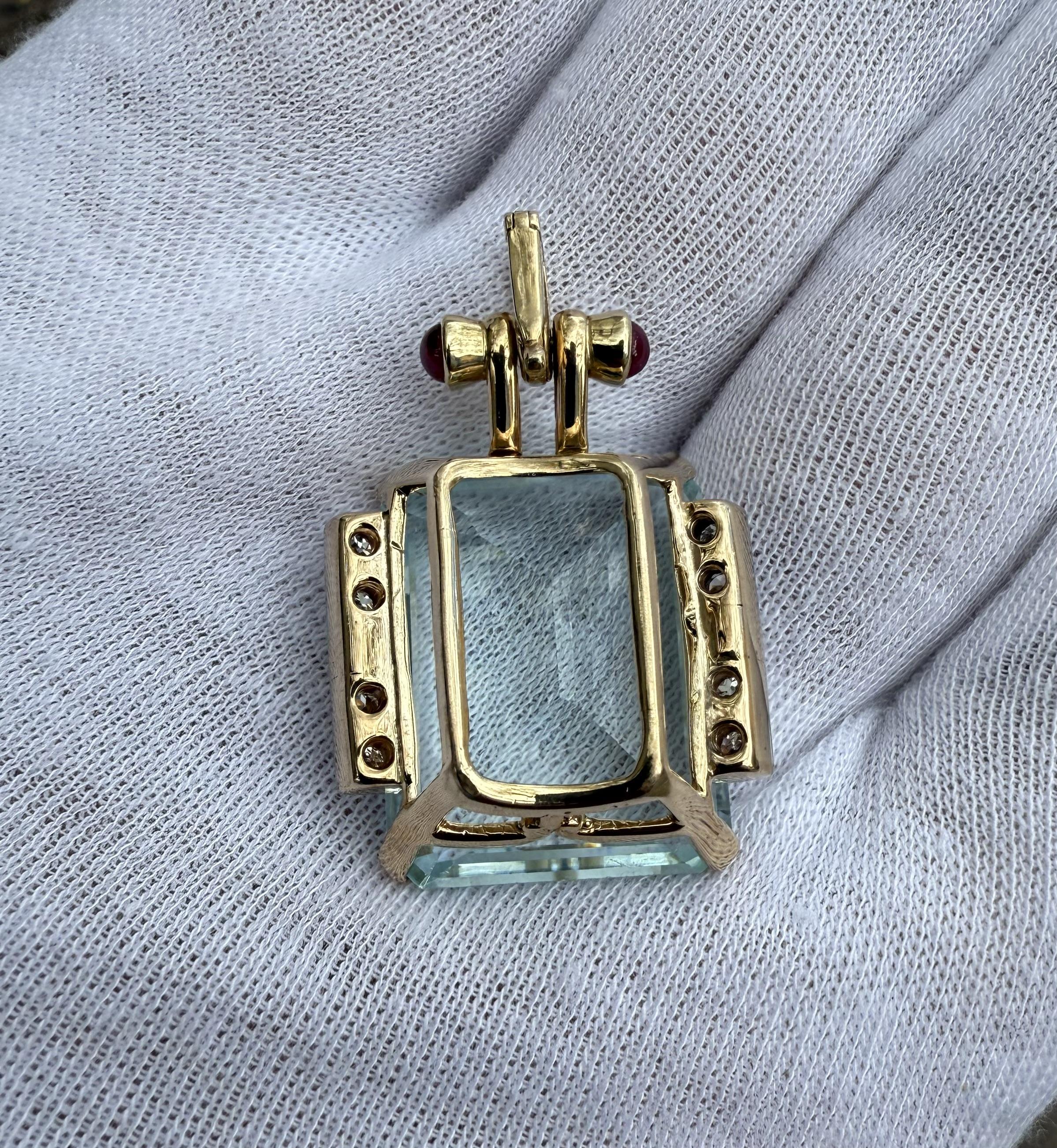 Ciondolo retrò in oro massiccio da 34,2 carati con acquamarina, diamante e rubino. in vendita 3