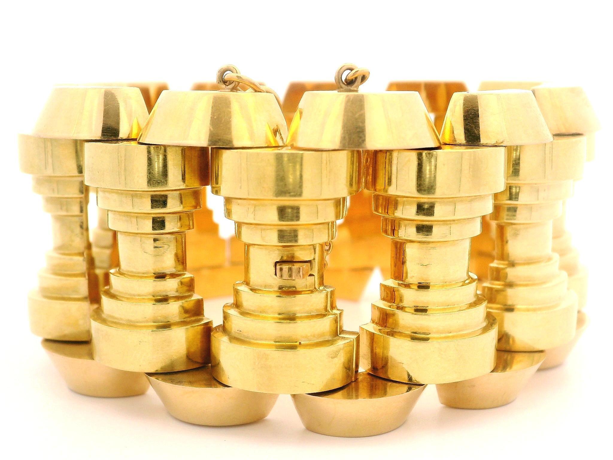 MATERIAL : Or rose et jaune 18k massif .800 avec chaîne de sécurité en or jaune 18k
Poids : 136,91 grammes
Type de chaîne : Maillon large de style pyramide
Longueur de la chaîne : Mesurer 8 pouces à l'aide d'une règle. S'adapte confortablement à un