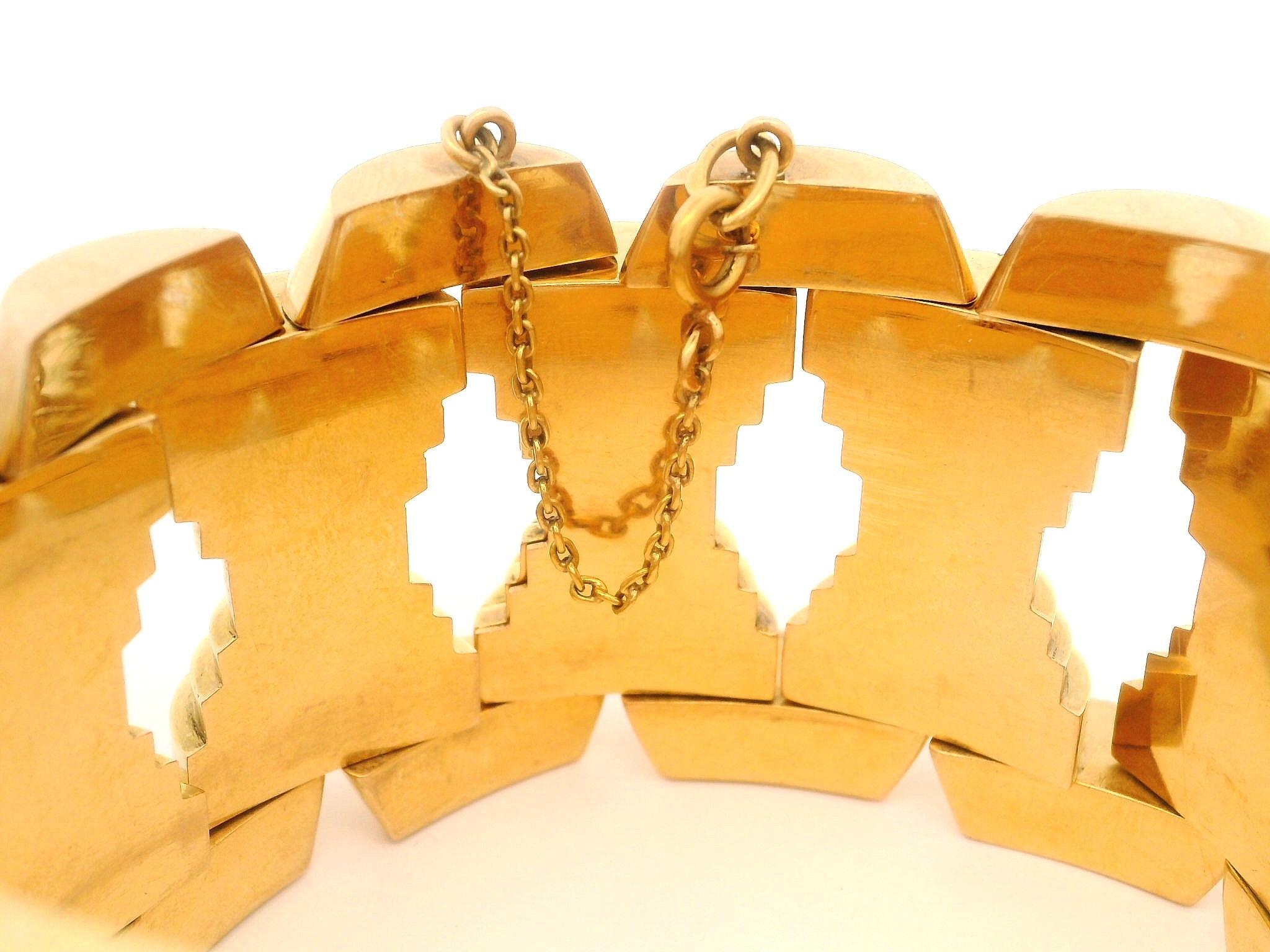 Rétro Bracelet rétro vintage en or massif de style pyramide géométrique large et substantielle en vente