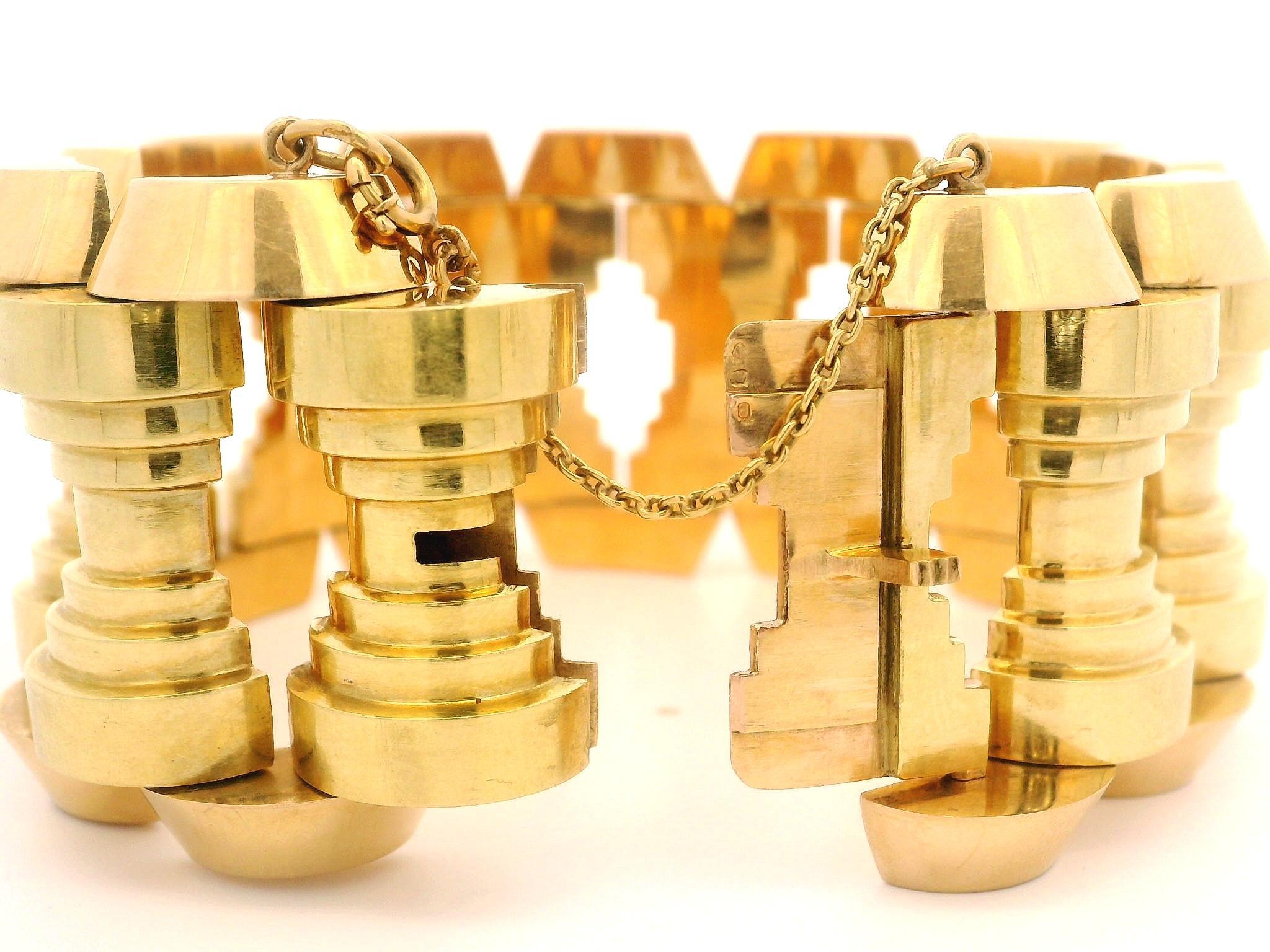 Bracelet rétro vintage en or massif de style pyramide géométrique large et substantielle Bon état - En vente à Montclair, NJ