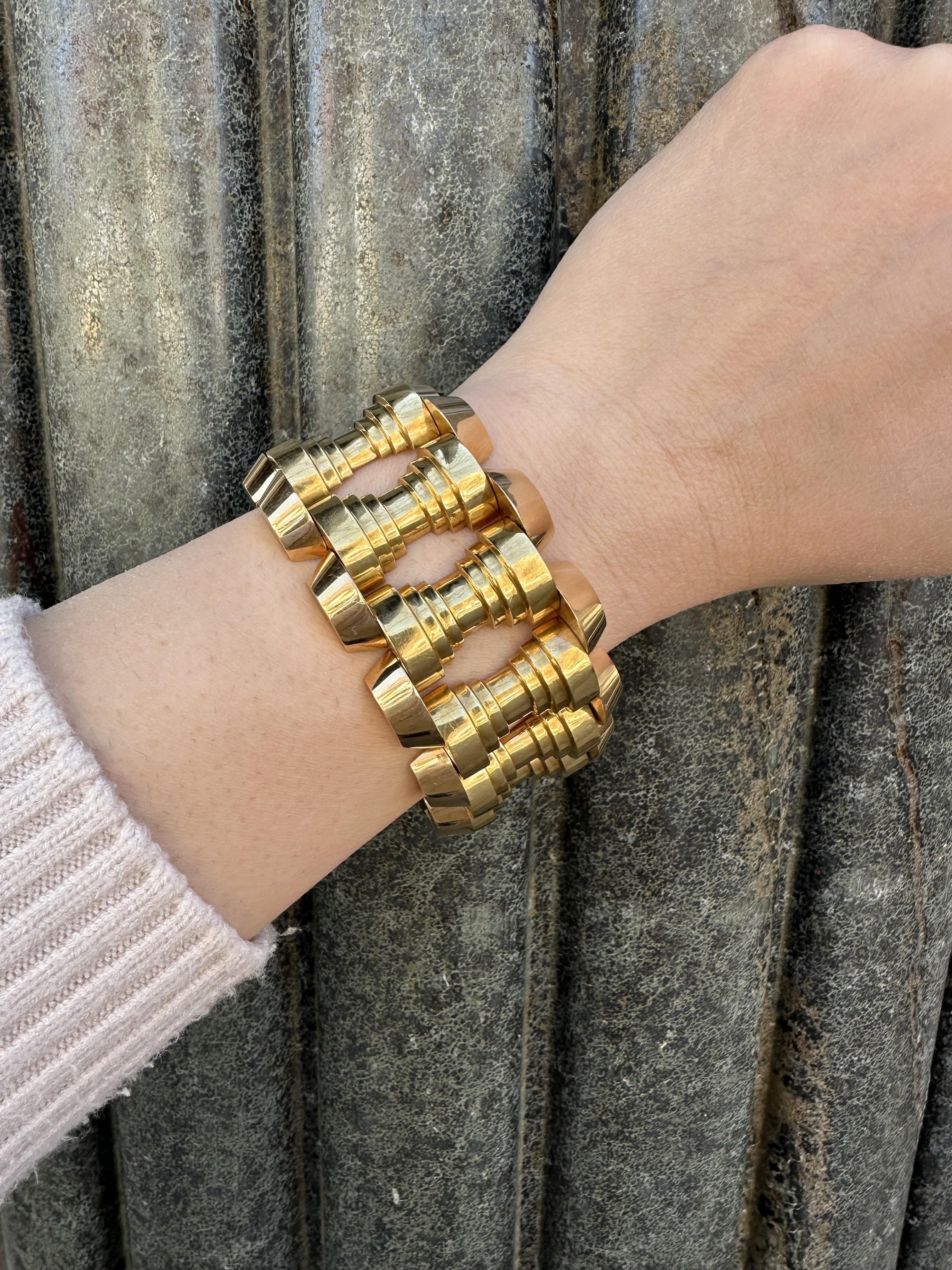 Bracelet rétro vintage en or massif de style pyramide géométrique large et substantielle en vente 1