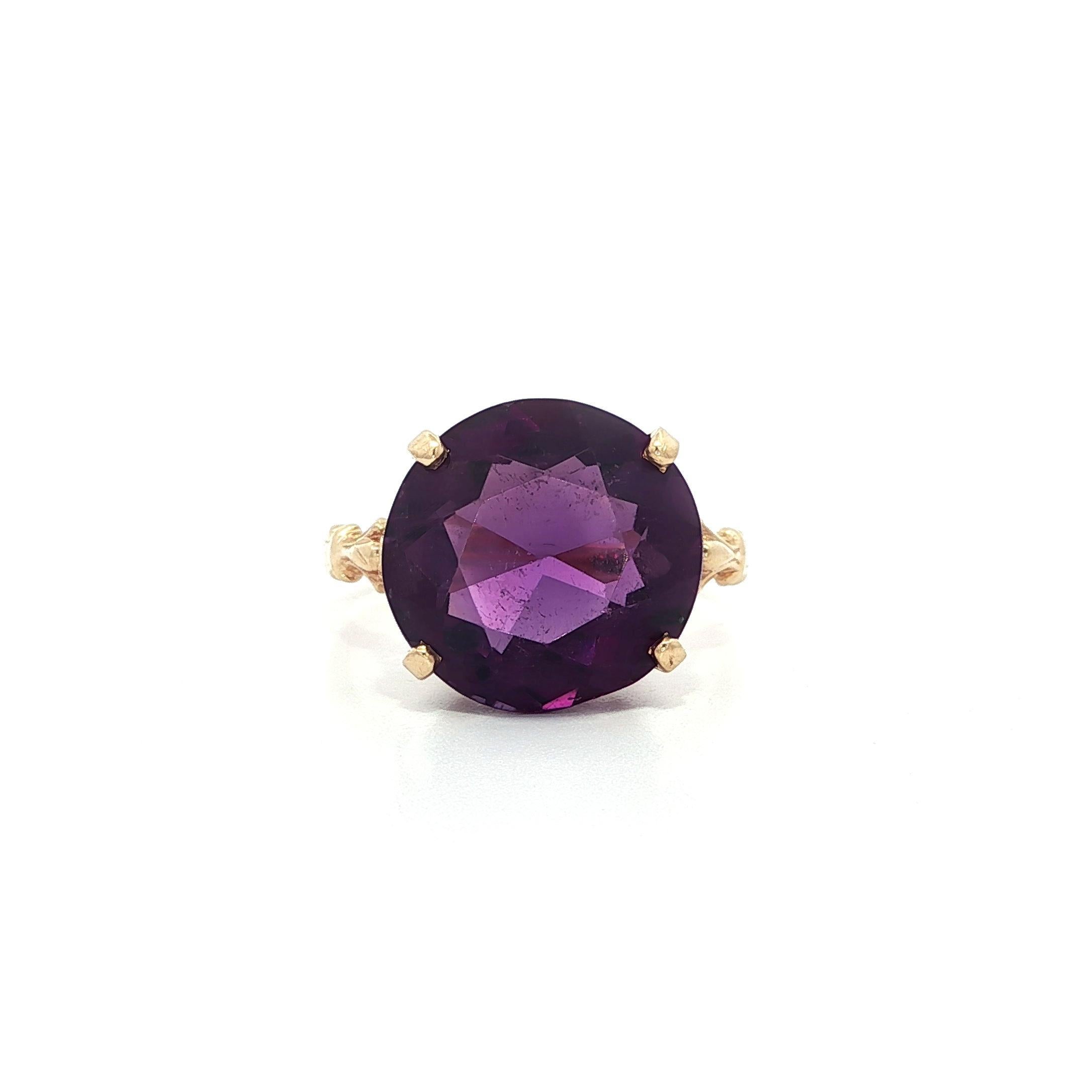 -Pierre(s)
(1) Améthyste véritable naturelle - forme légèrement arrondie - sertie - couleur pourpre foncé - 13,2 mm (environ) 

MATERIAL : Or jaune 14k massif
Poids : 4.17 grammes
Taille de la bague : 6.5 (ajustée au doigt, veuillez nous contacter