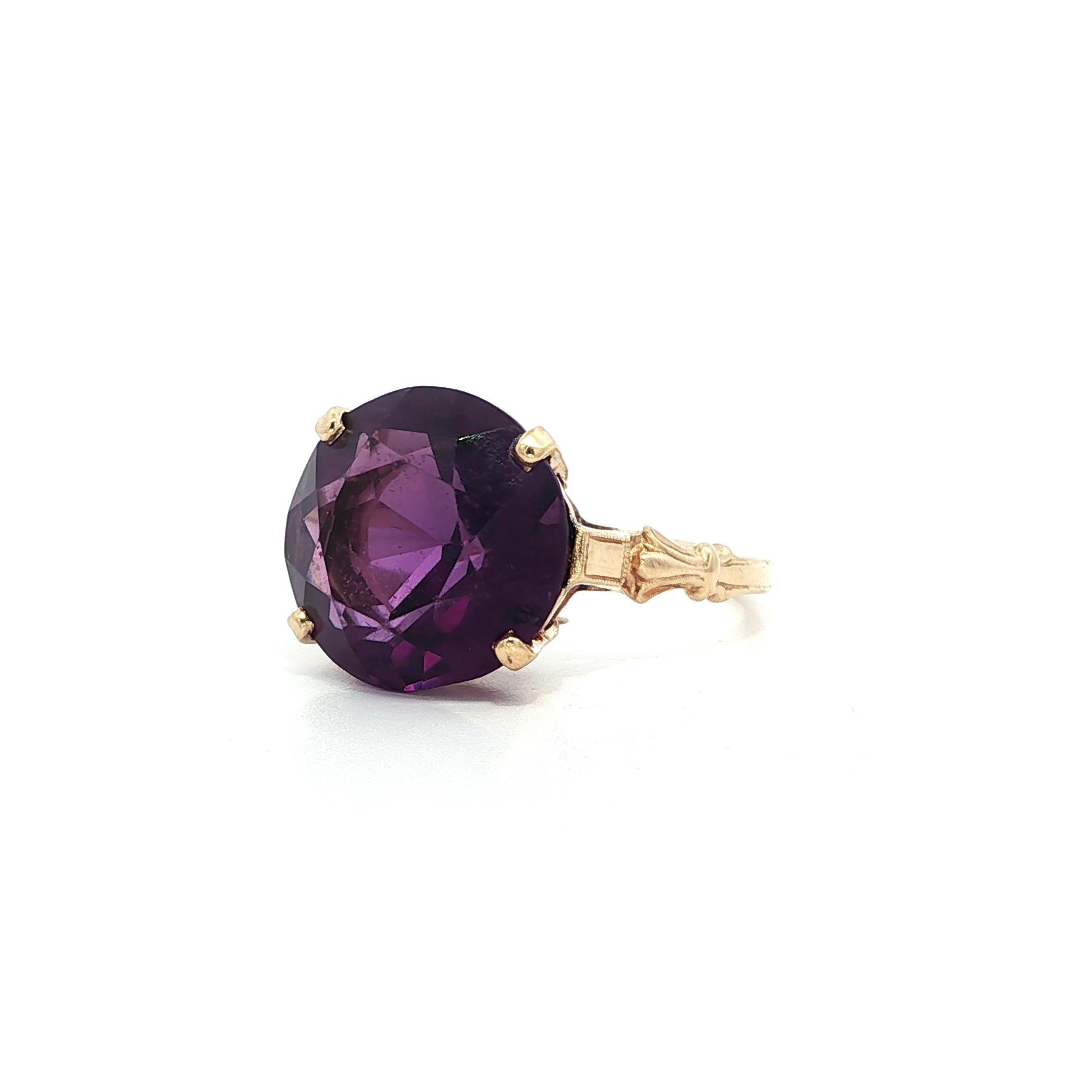 Taille ronde Vintage Retro Bague solitaire en or jaune massif Améthyste ronde pourpre profond en vente