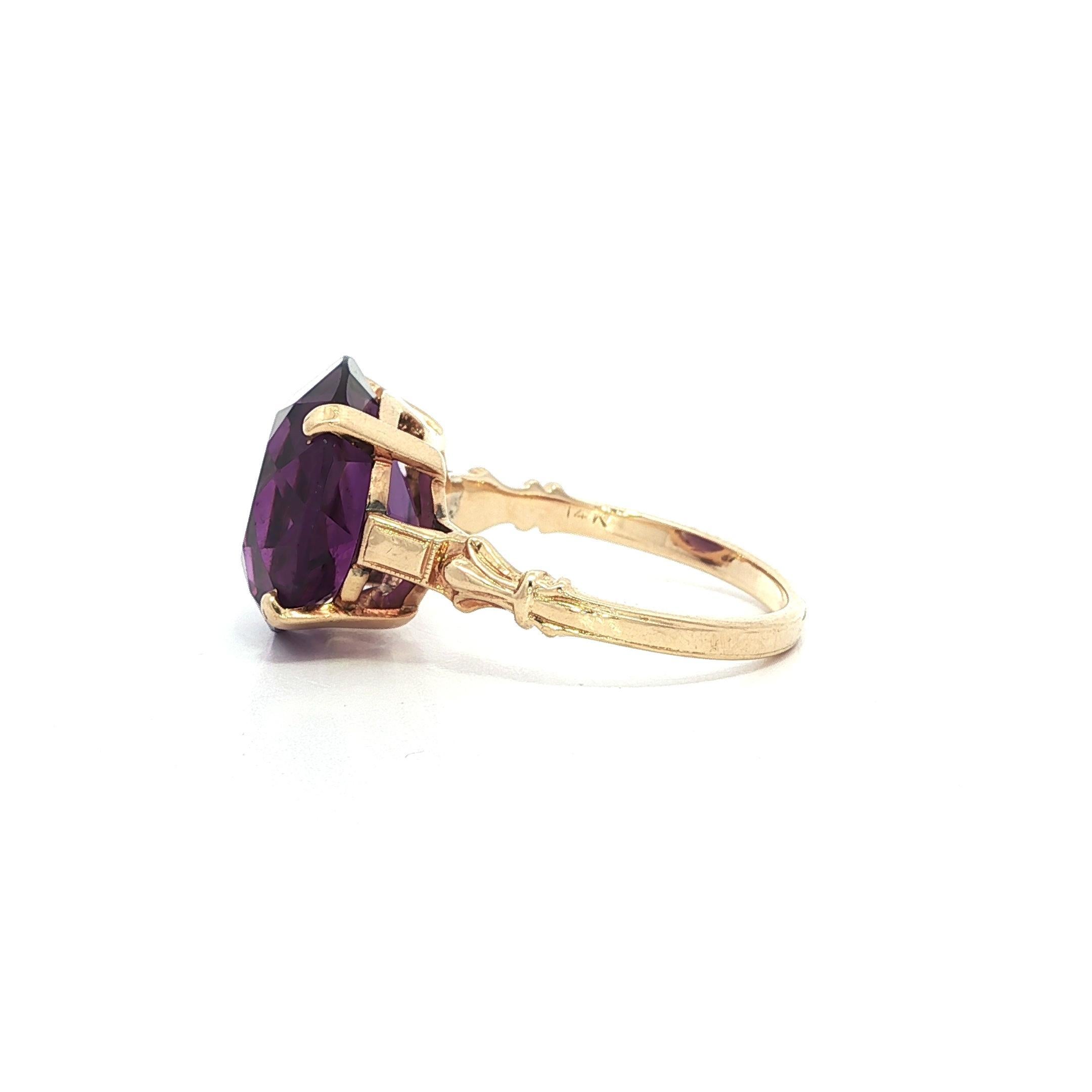 Vintage Retro Bague solitaire en or jaune massif Améthyste ronde pourpre profond Bon état - En vente à Montclair, NJ