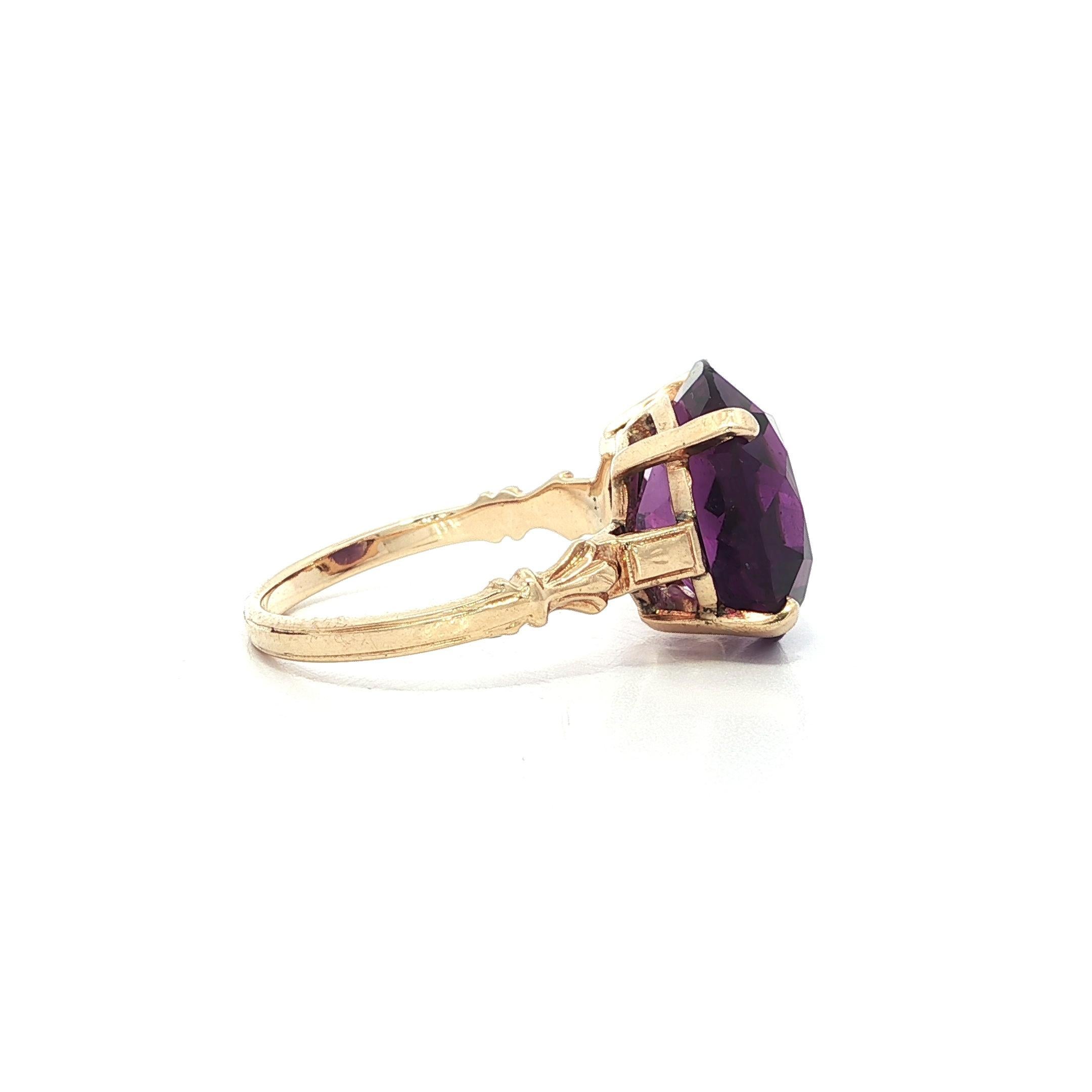 Vintage Retro Bague solitaire en or jaune massif Améthyste ronde pourpre profond en vente 1