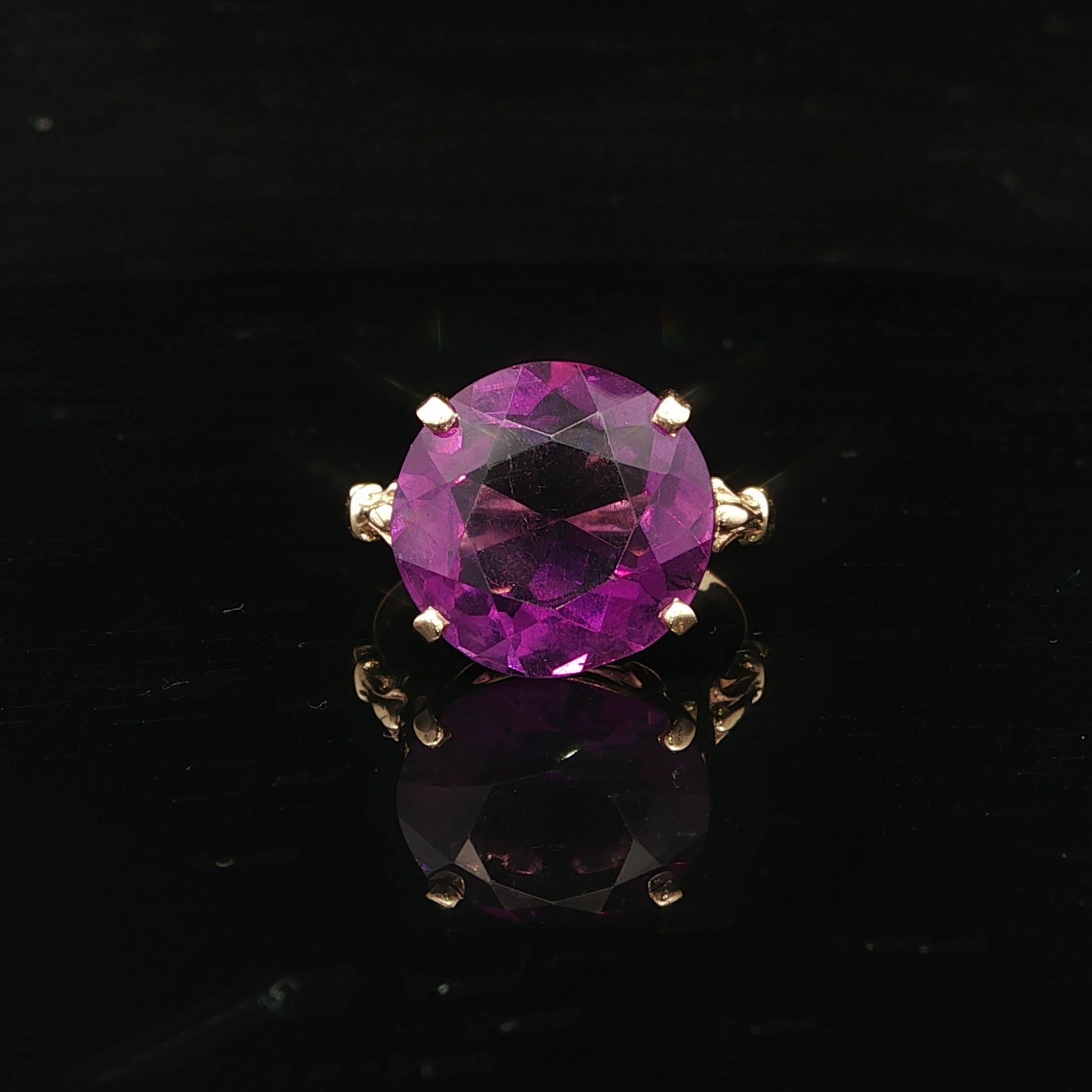 Vintage Retro Bague solitaire en or jaune massif Améthyste ronde pourpre profond en vente 2