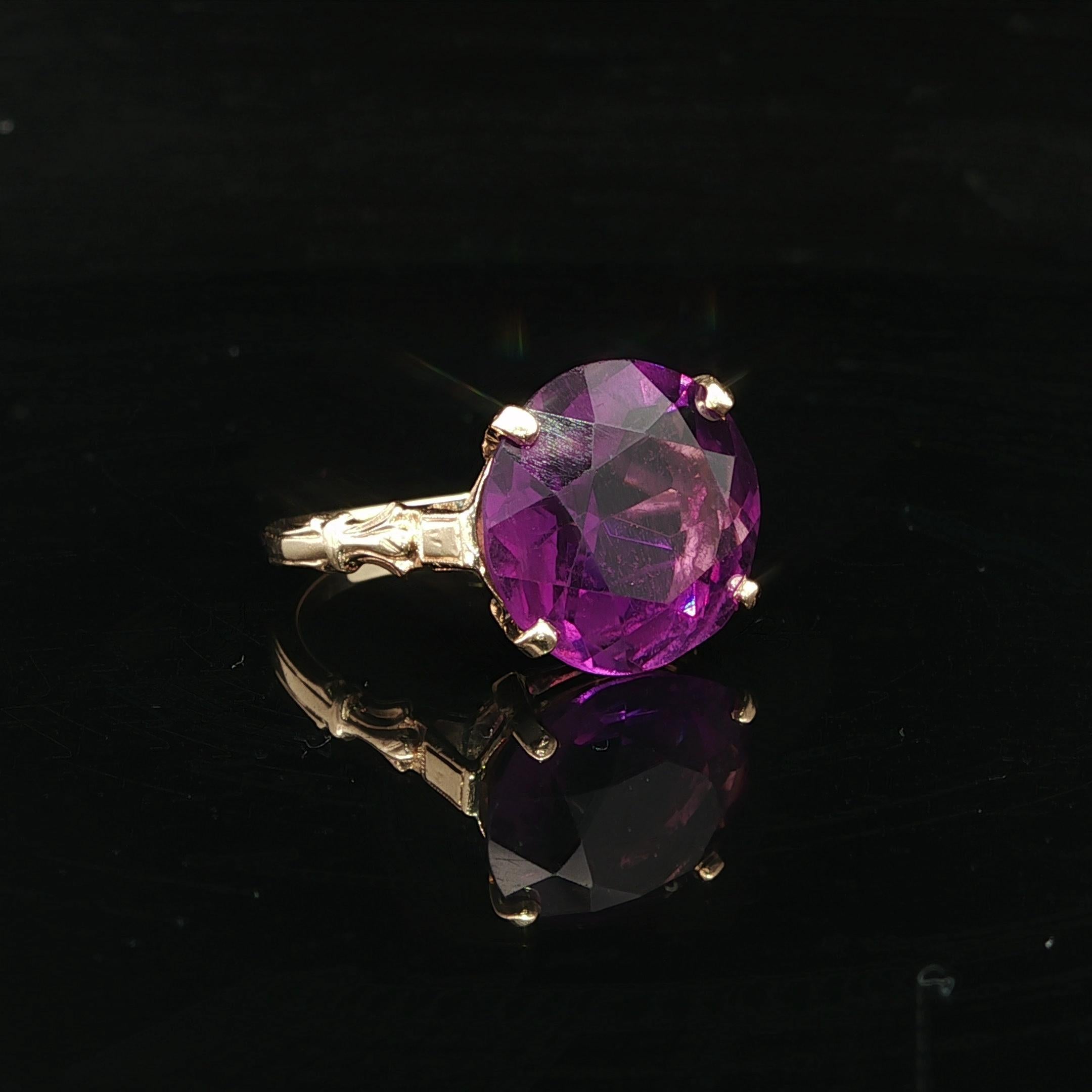 Vintage Retro Bague solitaire en or jaune massif Améthyste ronde pourpre profond en vente 3