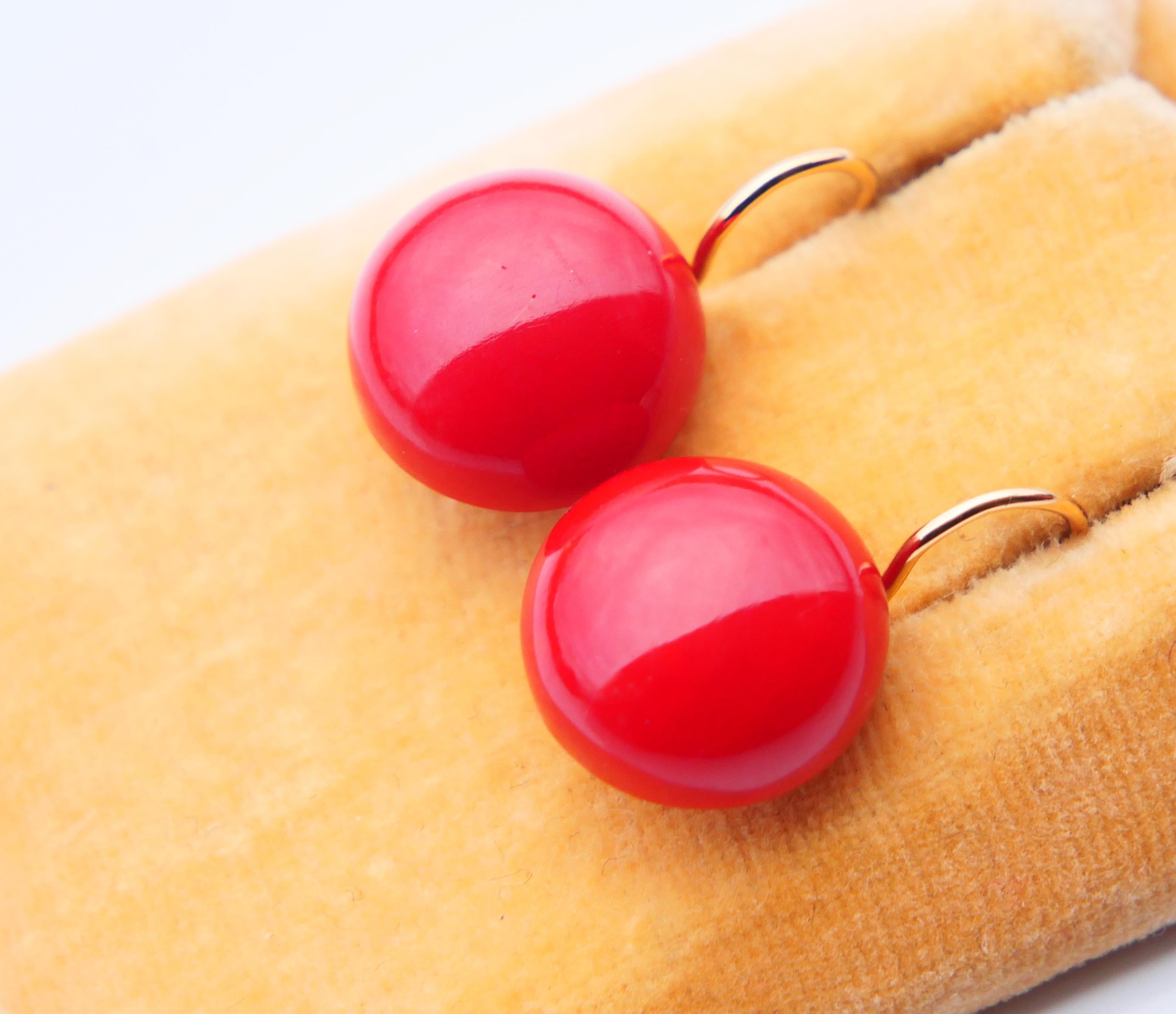 Anmerkung:   Bitte kontaktieren Sie mich vor dem Kauf dieses Paares! 


Ein Paar Vintage-Ohrstecker aus massivem 18-karätigem Gelbgold mit gut polierten und stark reflektierenden Cabochons aus roter Edelkoralle mit einem Durchmesser von 14 mm und