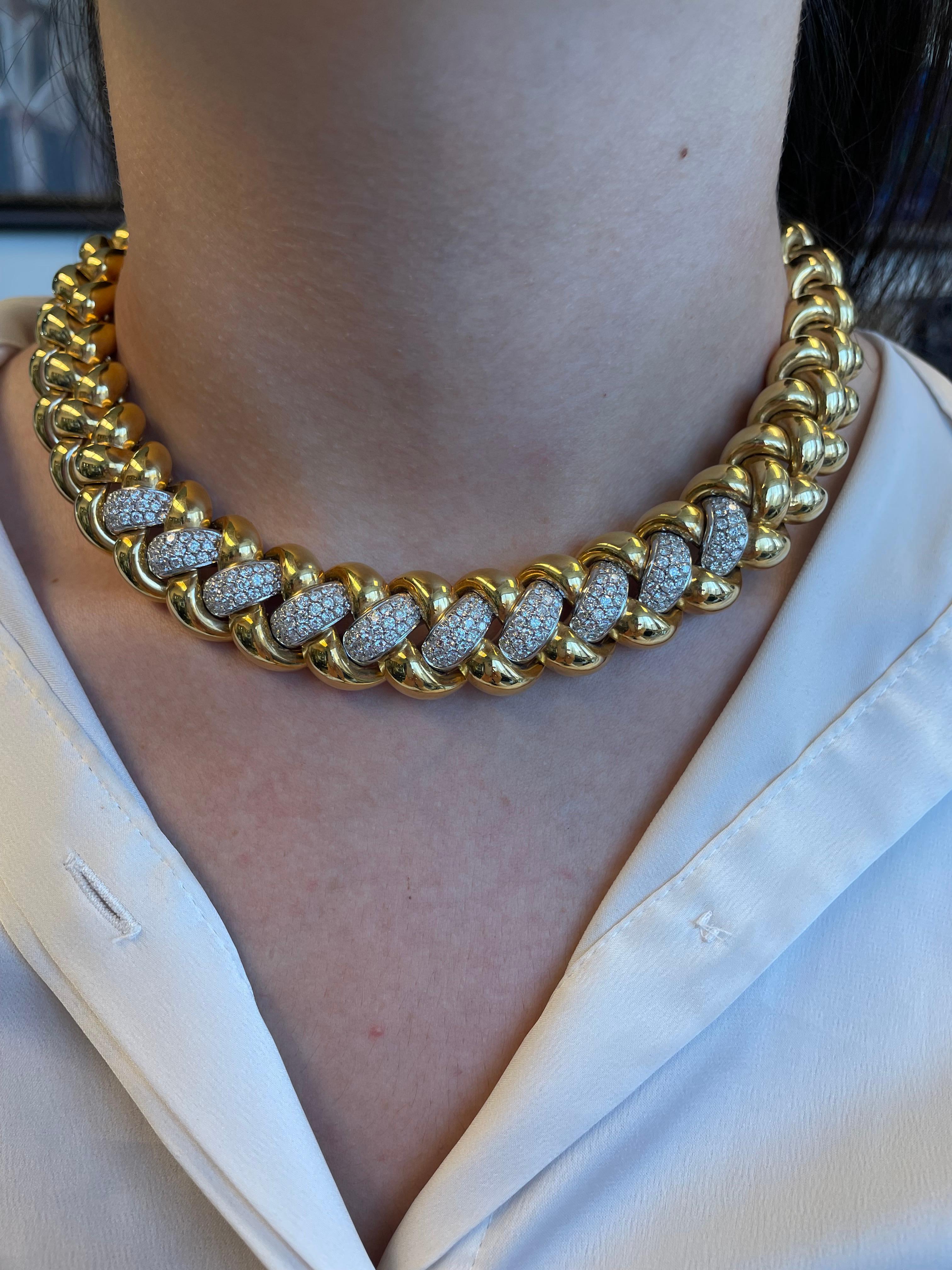 Stunning typical Retro diamond and yellow gold necklace, circa 1970's. 
220 round brilliant diamonds, approximately 11 carats. Approximately G/H color grade and VS clarity grade. 18k yellow gold. Entire weight of the piece, 209.43 grams,