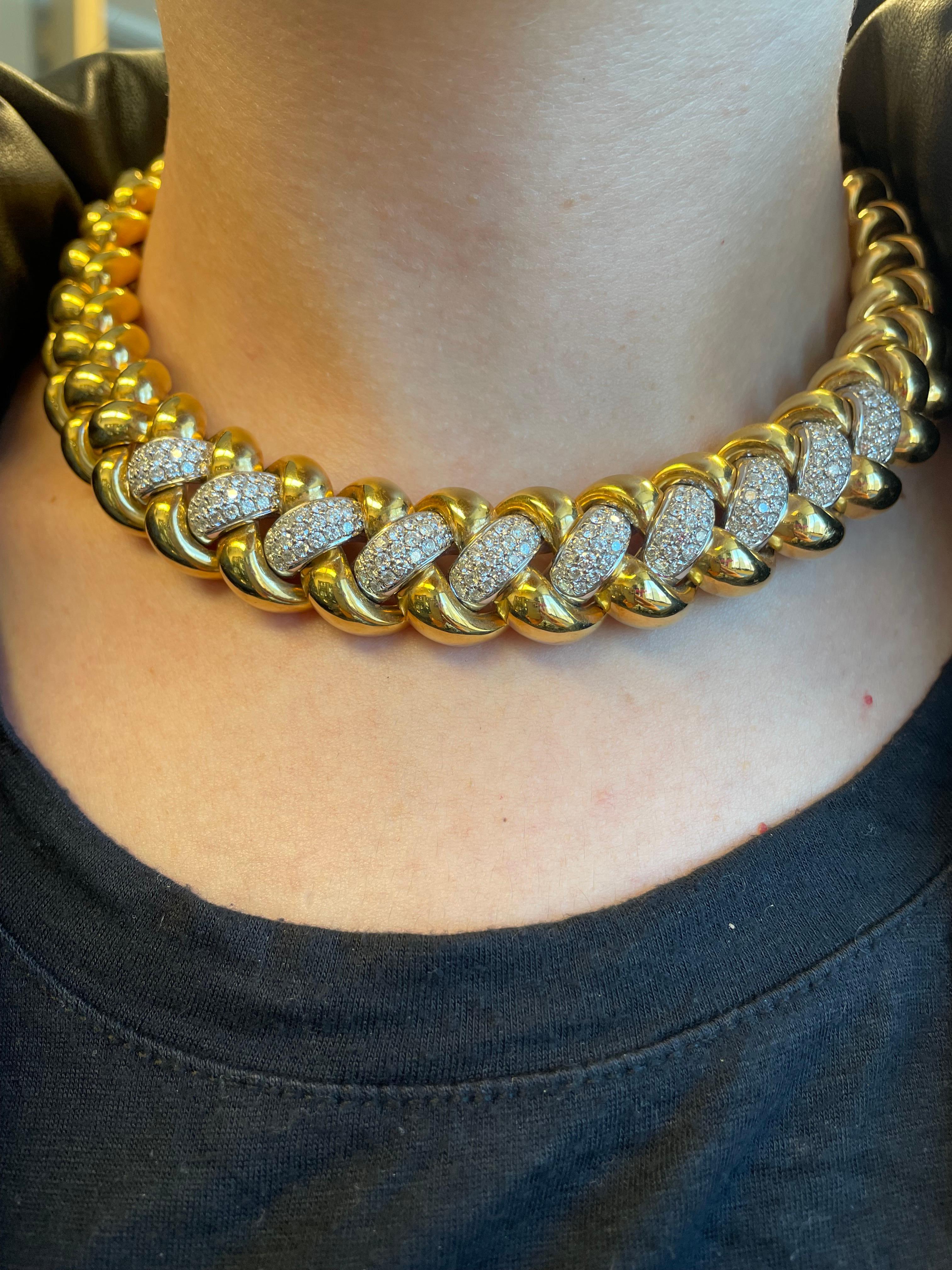 Stunning typical Retro diamond and yellow gold necklace, circa 1970's. 
220 round brilliant diamonds, approximately 11 carats. Approximately G/H color grade and VS clarity grade. 18k yellow gold. Entire weight of the piece, 209.43