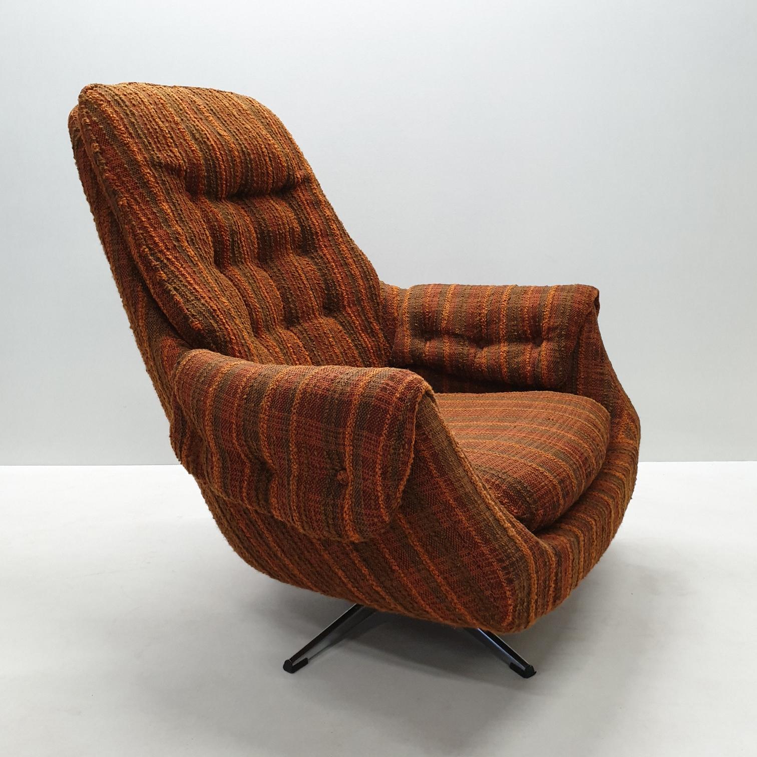 Vintage swivel egg lounge chair with the original woolen upholstery.
 