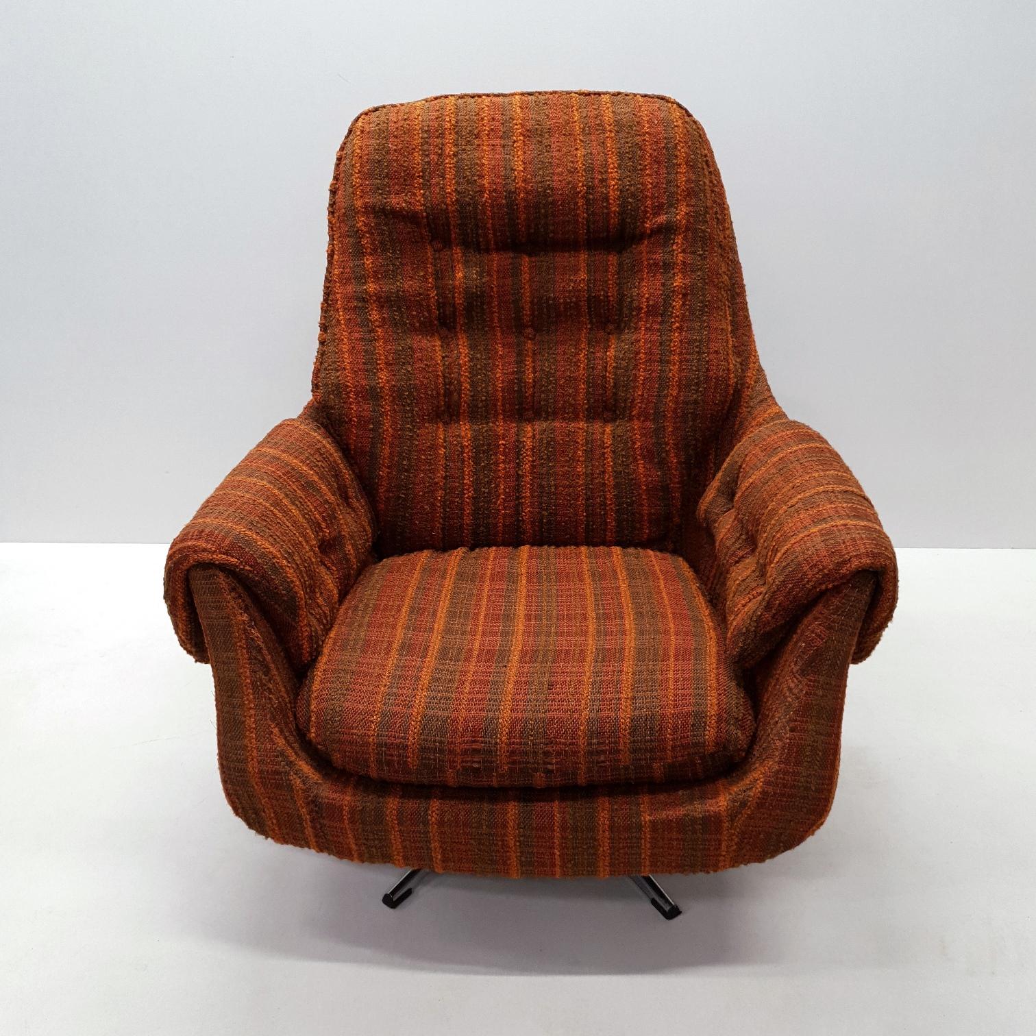 Vintage Retro Swivel Egg Lounge Chair, 1970s In Fair Condition For Sale In Valkenswaard, NL