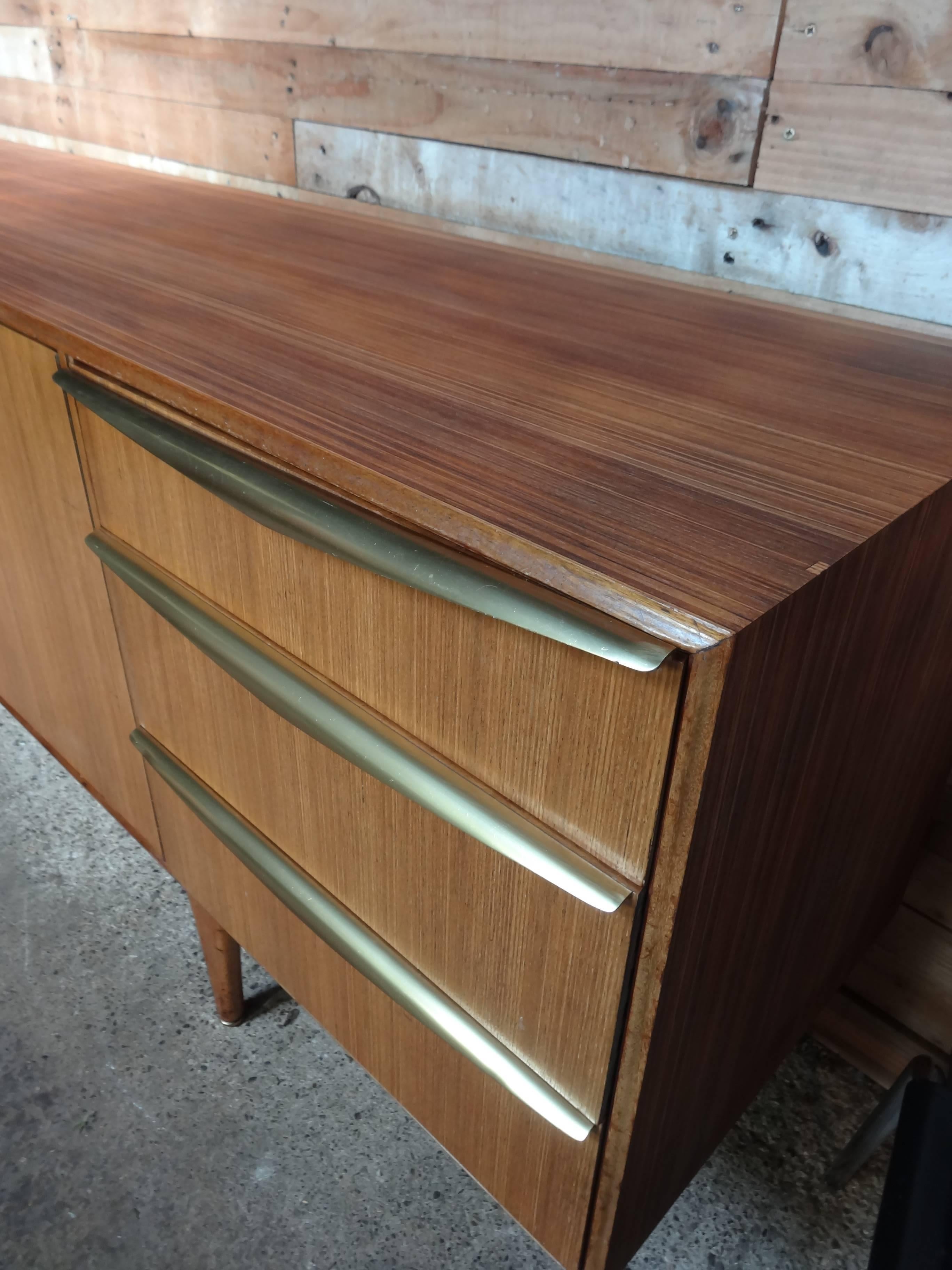 Vintage Retro-Sideboard aus Teakholz und Messing mit Griffen von Tom Robertson für McIntosh, 1960er Jahre im Angebot 6