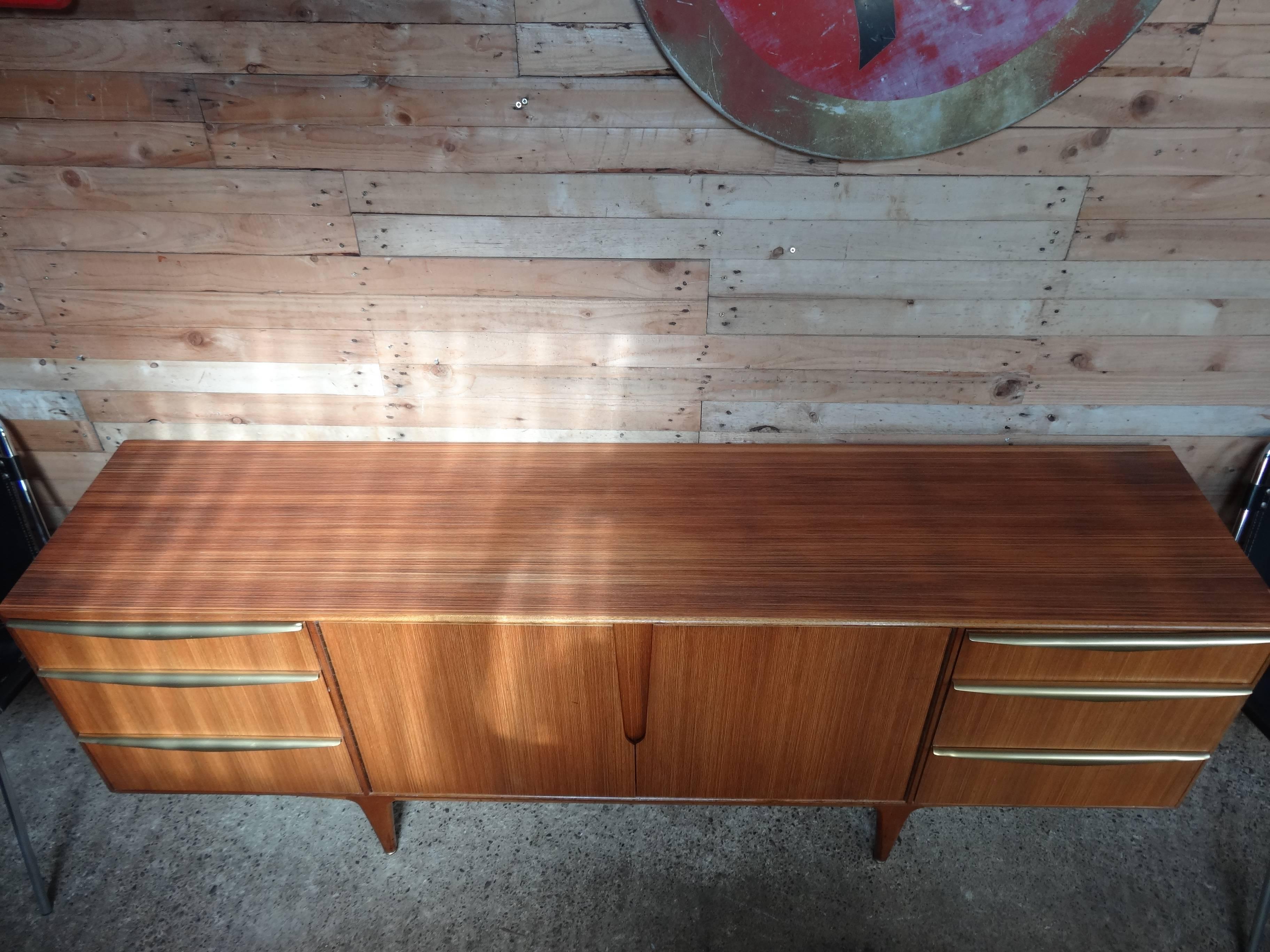 Vintage Retro-Sideboard aus Teakholz und Messing mit Griffen von Tom Robertson für McIntosh, 1960er Jahre im Angebot 7
