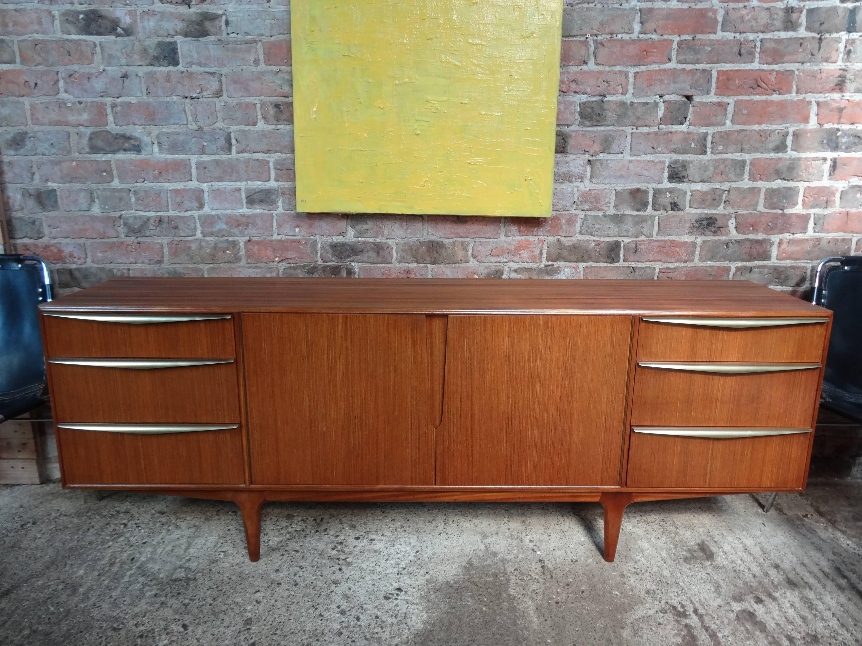 Vintage Retro-Sideboard aus Teakholz und Messing mit Griffen von Tom Robertson für McIntosh, 1960er Jahre im Angebot 9