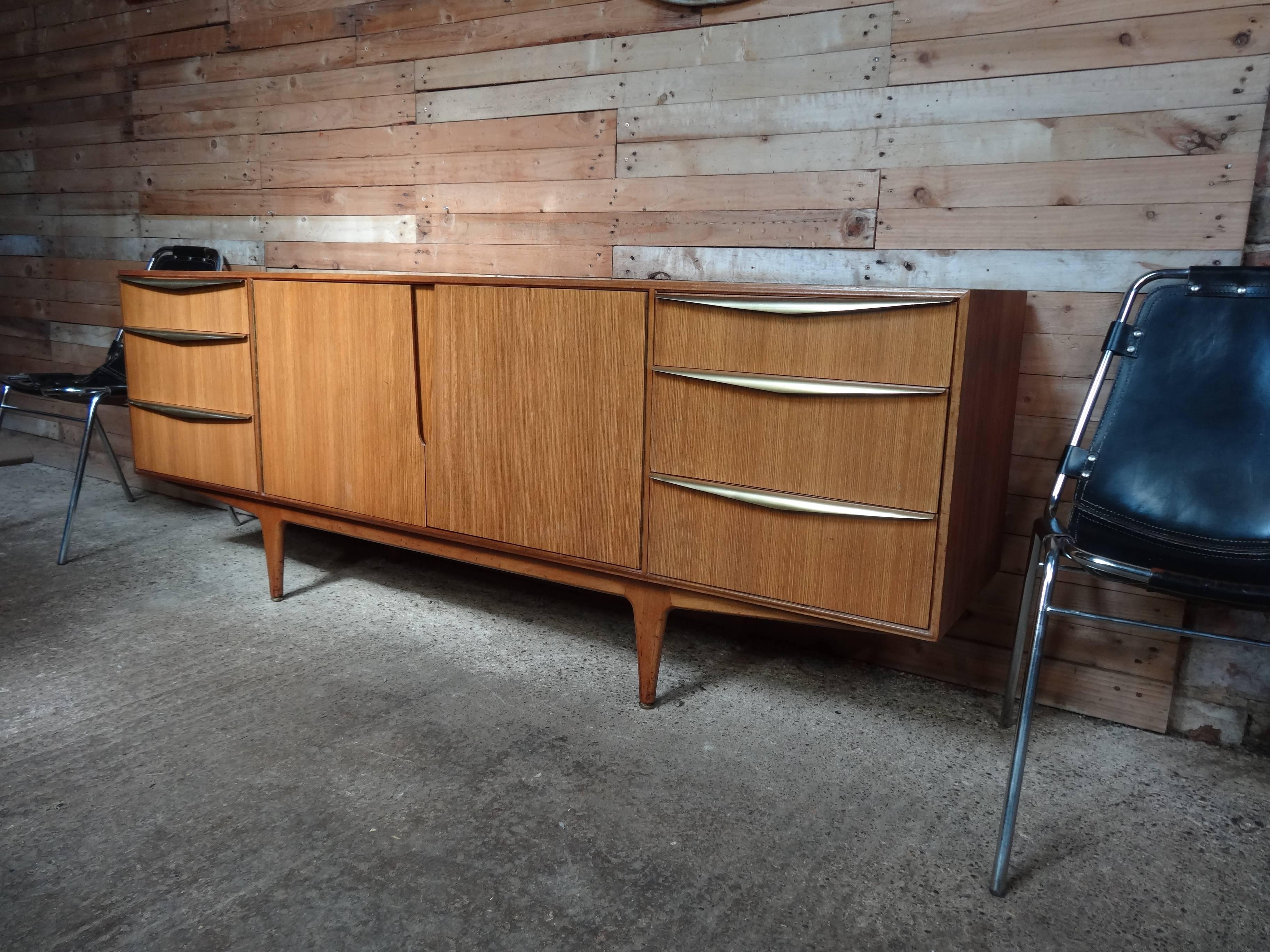 Vintage-Sideboard aus Teakholz mit Messinggriffen von Tom Robertson für McIntosh, 1960er Jahre, Vintage im Zustand „Gut“ im Angebot in Markington, GB